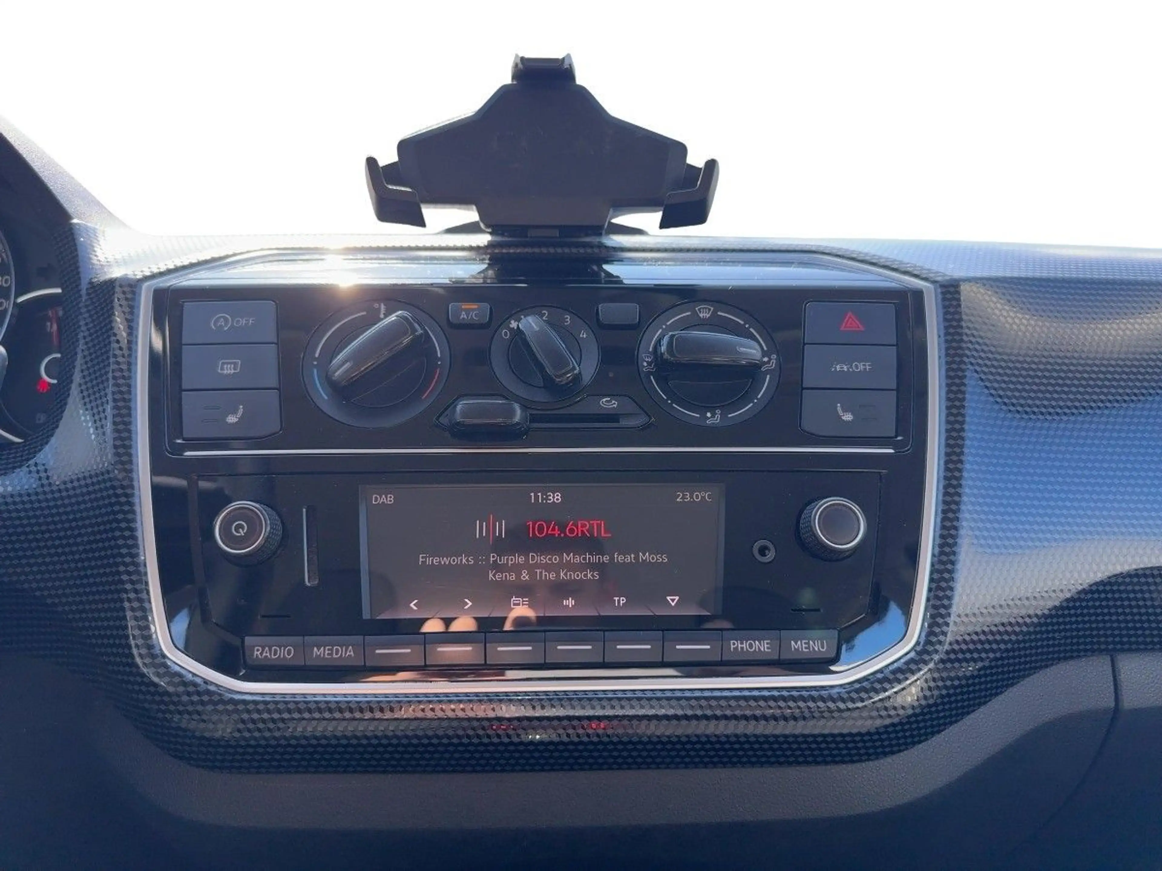 Volkswagen up! 1.0 — photo 11