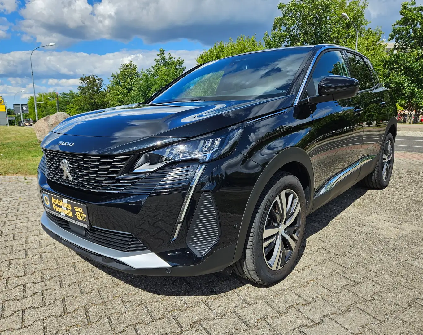 Peugeot 3008 AT Allure Pack AHK NAVI e.Heckklappe ACC Totwinkel Schwarz - 1
