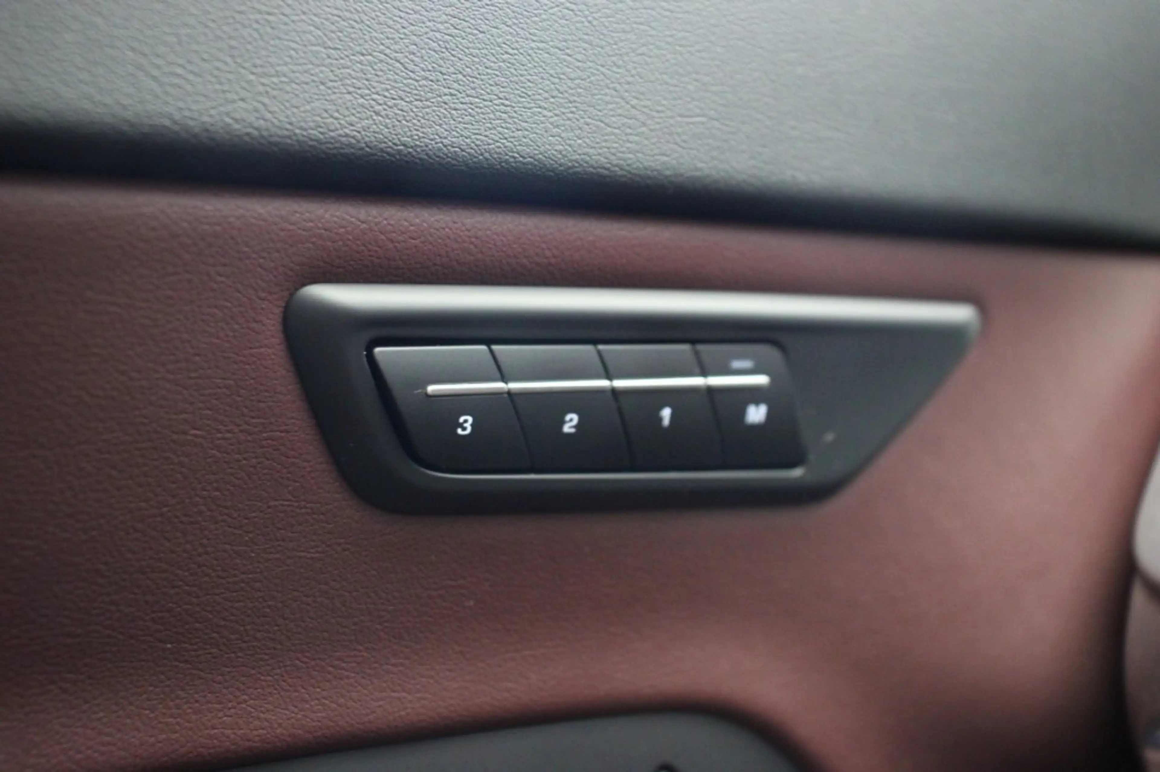 Jaguar E-Pace 1.5 P300e AWD R-Dynamic HSE - Panorama, Carplay, C — photo 9