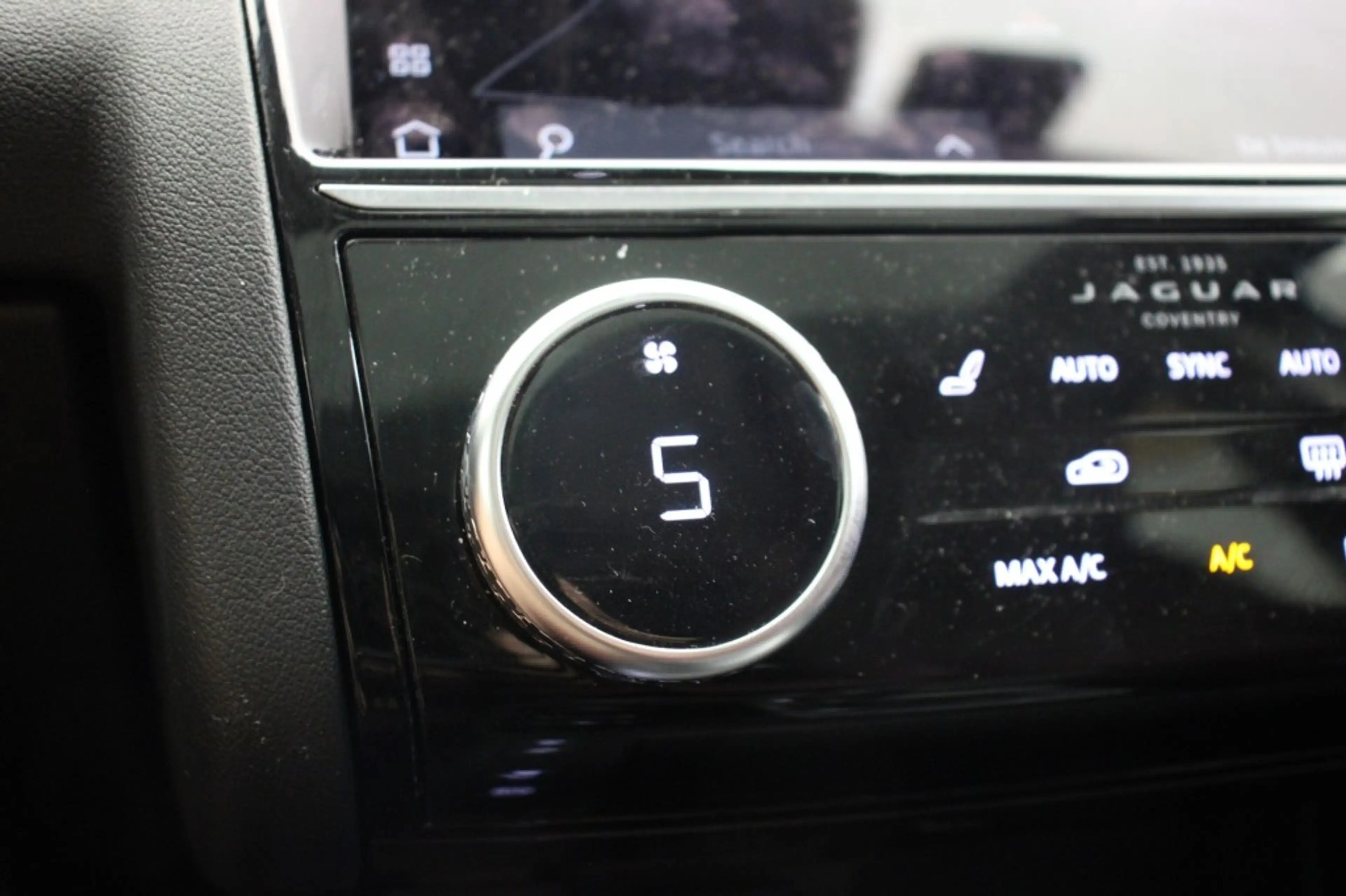Jaguar E-Pace 1.5 P300e AWD R-Dynamic HSE - Panorama, Carplay, C — photo 5