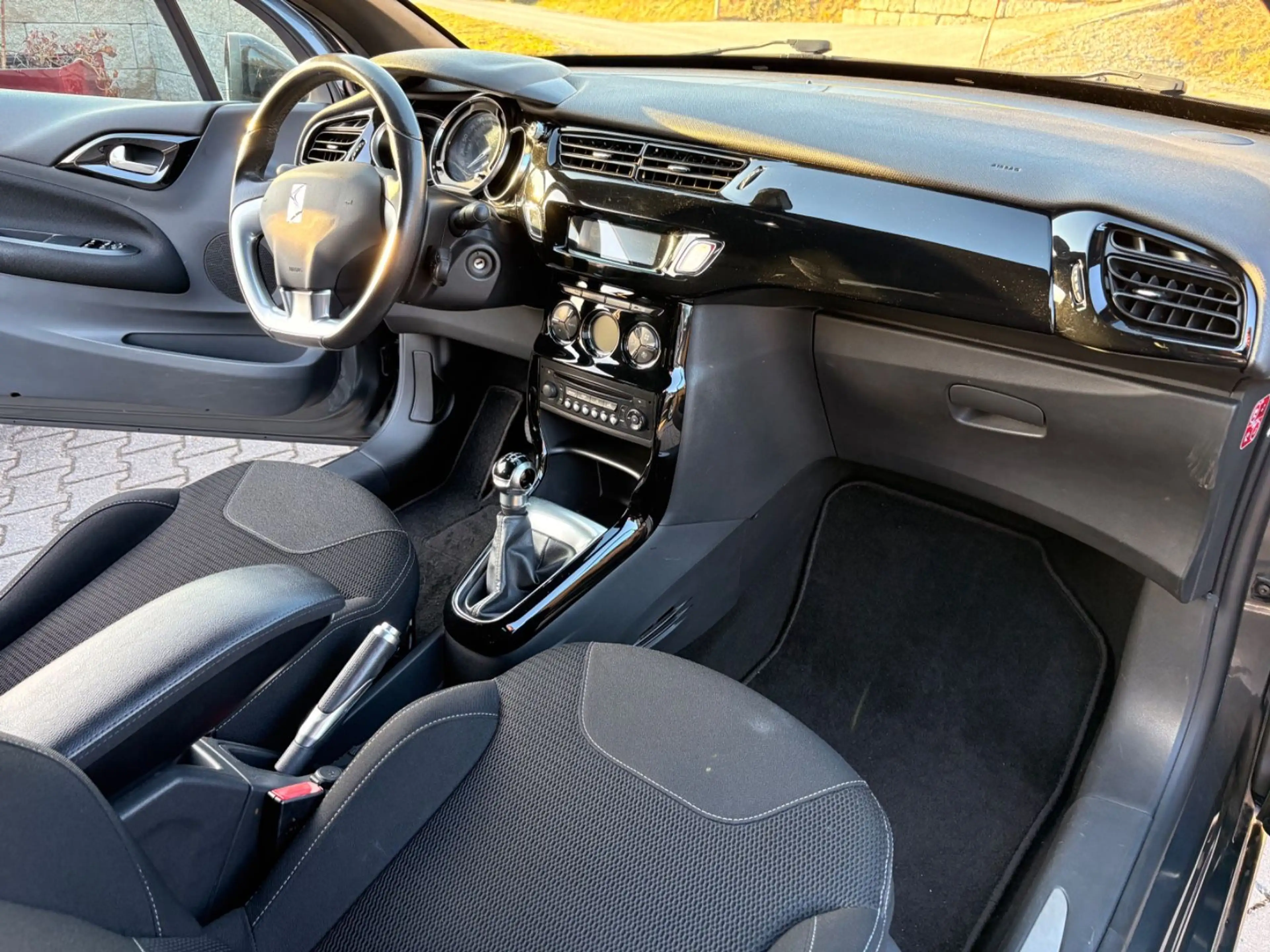 Citroen DS3 Cabrio SoChic — photo 14