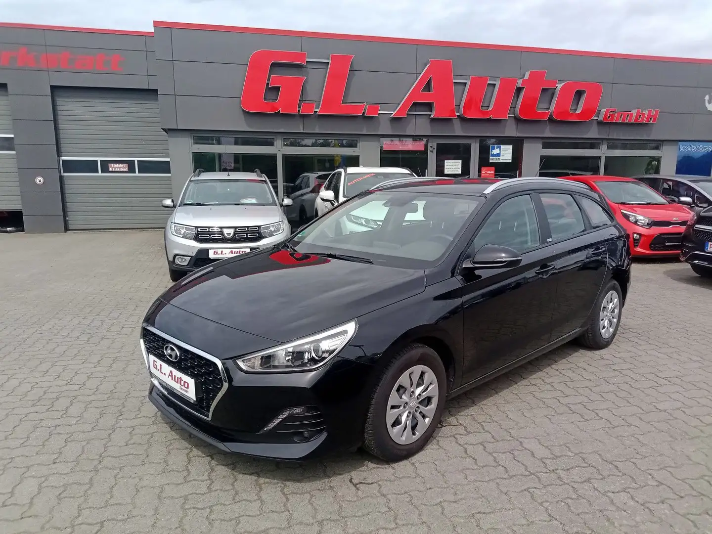Hyundai i30 cw Select/AHK/KLIMA/PDC/SPURASSI/TEMPO Schwarz - 1