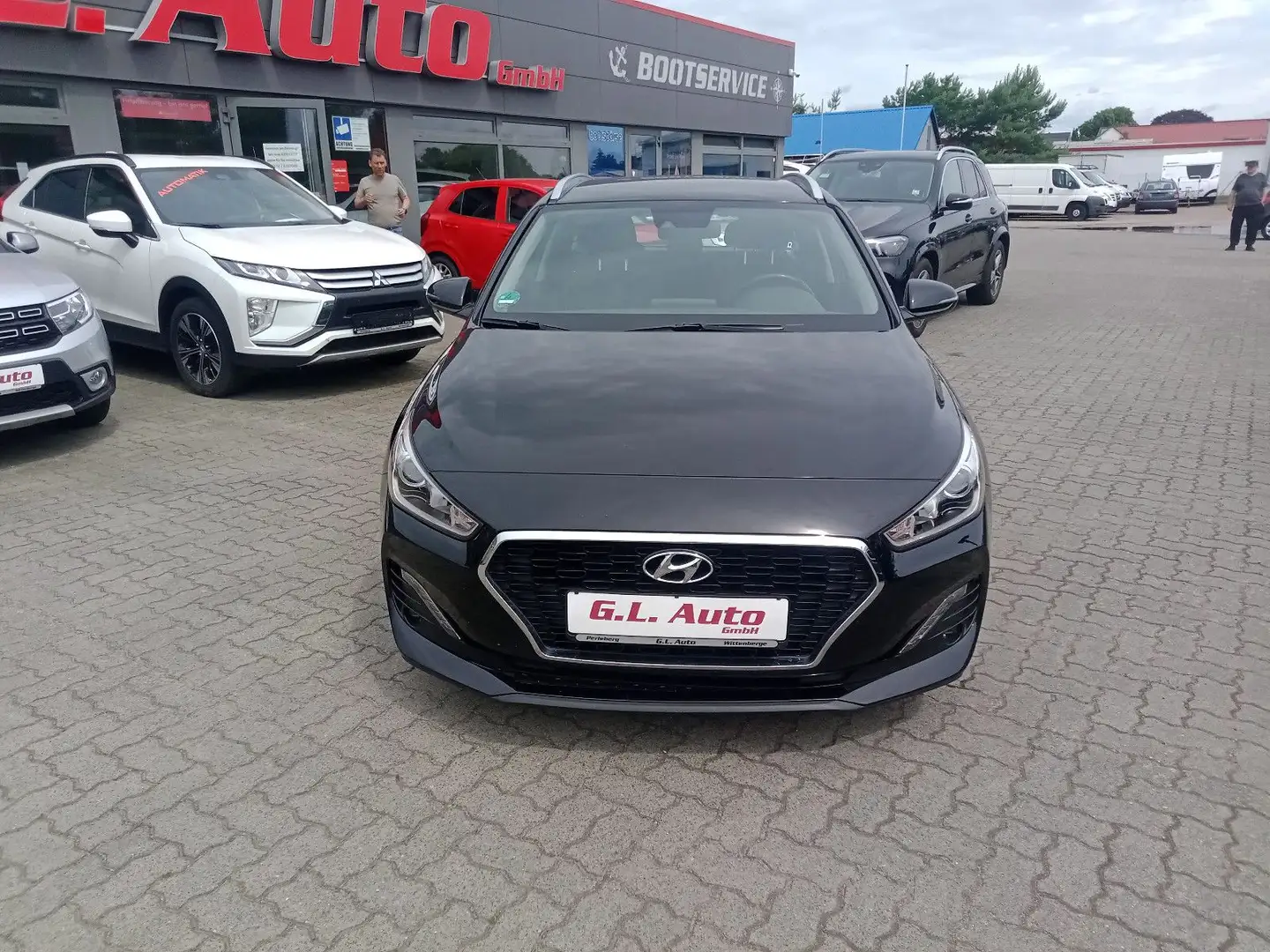 Hyundai i30 cw Select/AHK/KLIMA/PDC/SPURASSI/TEMPO Schwarz - 2