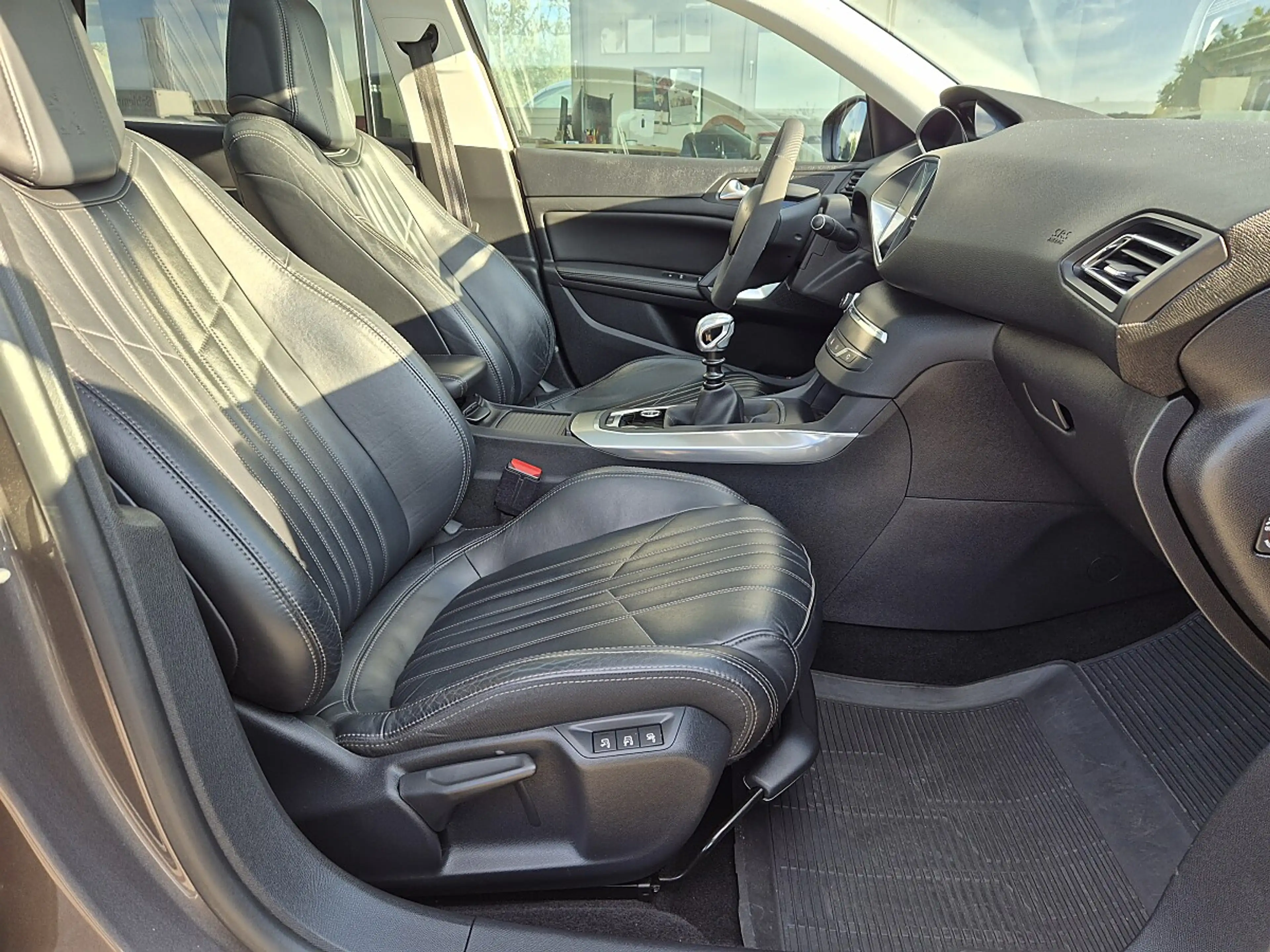 Peugeot 308 SW 1,6 e-HDi 115 FAP Allure 17" Felgen — photo 11