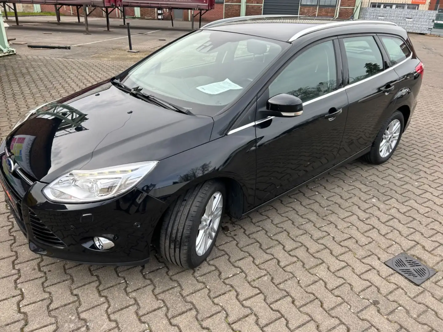 Ford Focus Turnier Titanium*Xenon* Navi*Scheckheft* Schwarz - 1