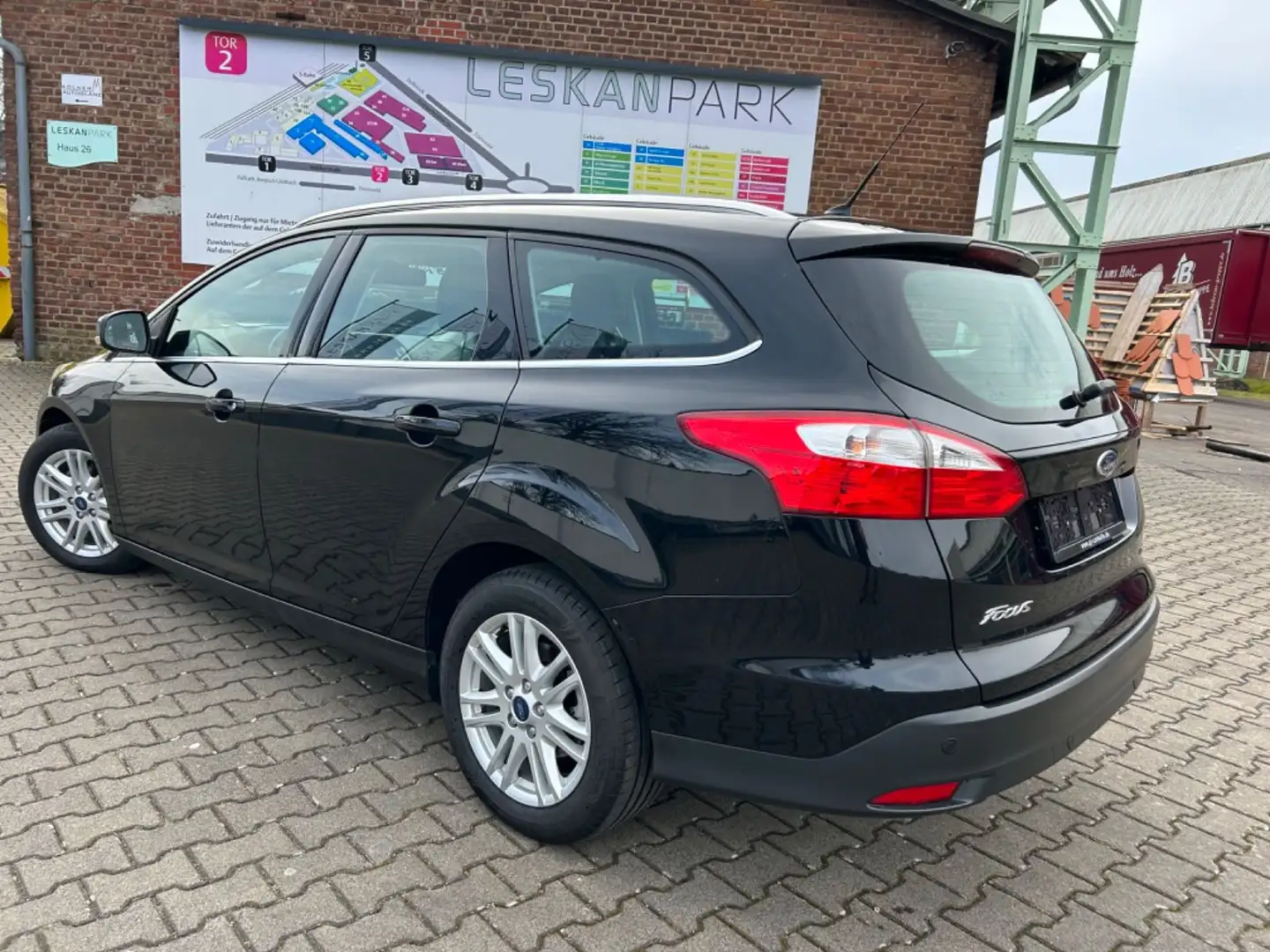 Ford Focus Turnier Titanium*Xenon* Navi*Scheckheft* Schwarz - 1