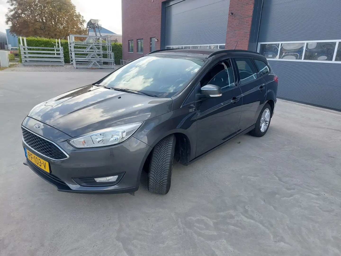 Ford Focus Wagon 1.0 Lease Edition Airco/LMV/NAV 6-2017 Grijs - 2
