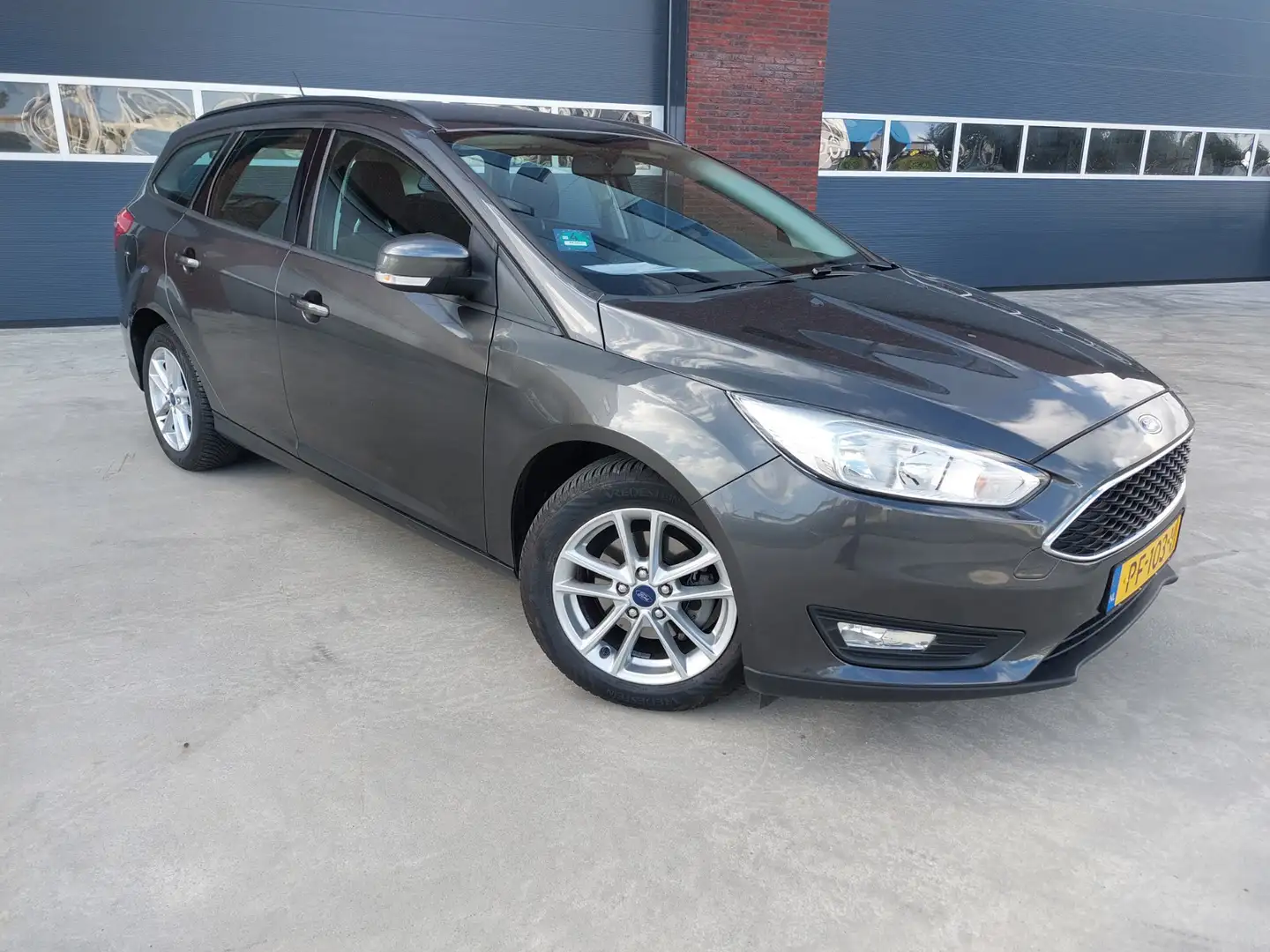 Ford Focus Wagon 1.0 Lease Edition Airco/LMV/NAV 6-2017 Grijs - 1