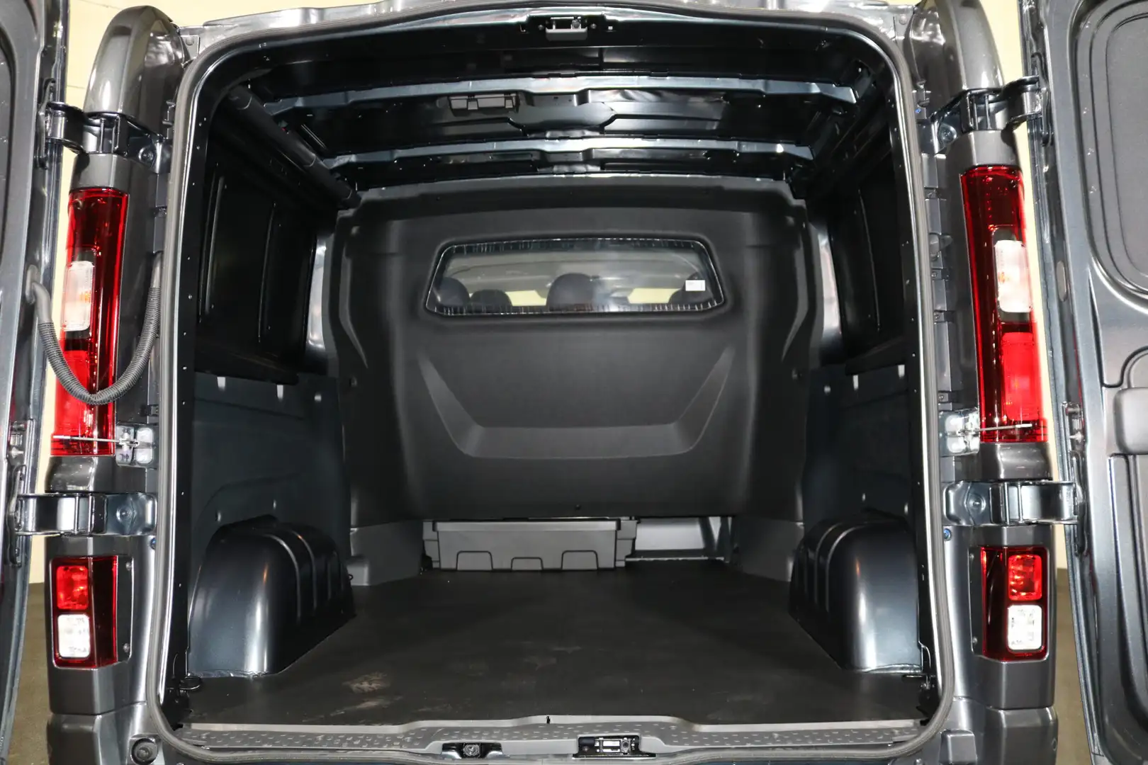 Renault Trafic 2.0 dCi 170pk L2 H1 DC Airco Navigatie Camera 2x S Grijs - 2