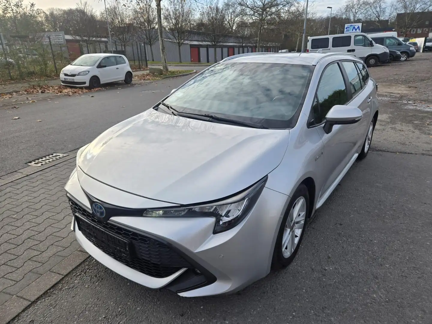 Toyota Corolla 1.8 Hydrid 1.Hand/Kamera/SHZ/NAVI/PDC 72 kW (98... Plateado - 2