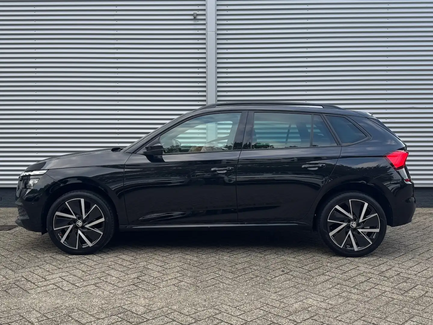 Skoda Kamiq 1.0 TSI 110pk DSG-7 Sport Business | Panoramadak | Zwart - 2