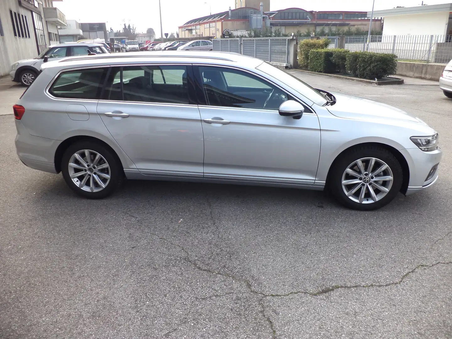 Volkswagen Passat 2.0TDI SCR EVO 90kW Business DSG SW Plateado - 2