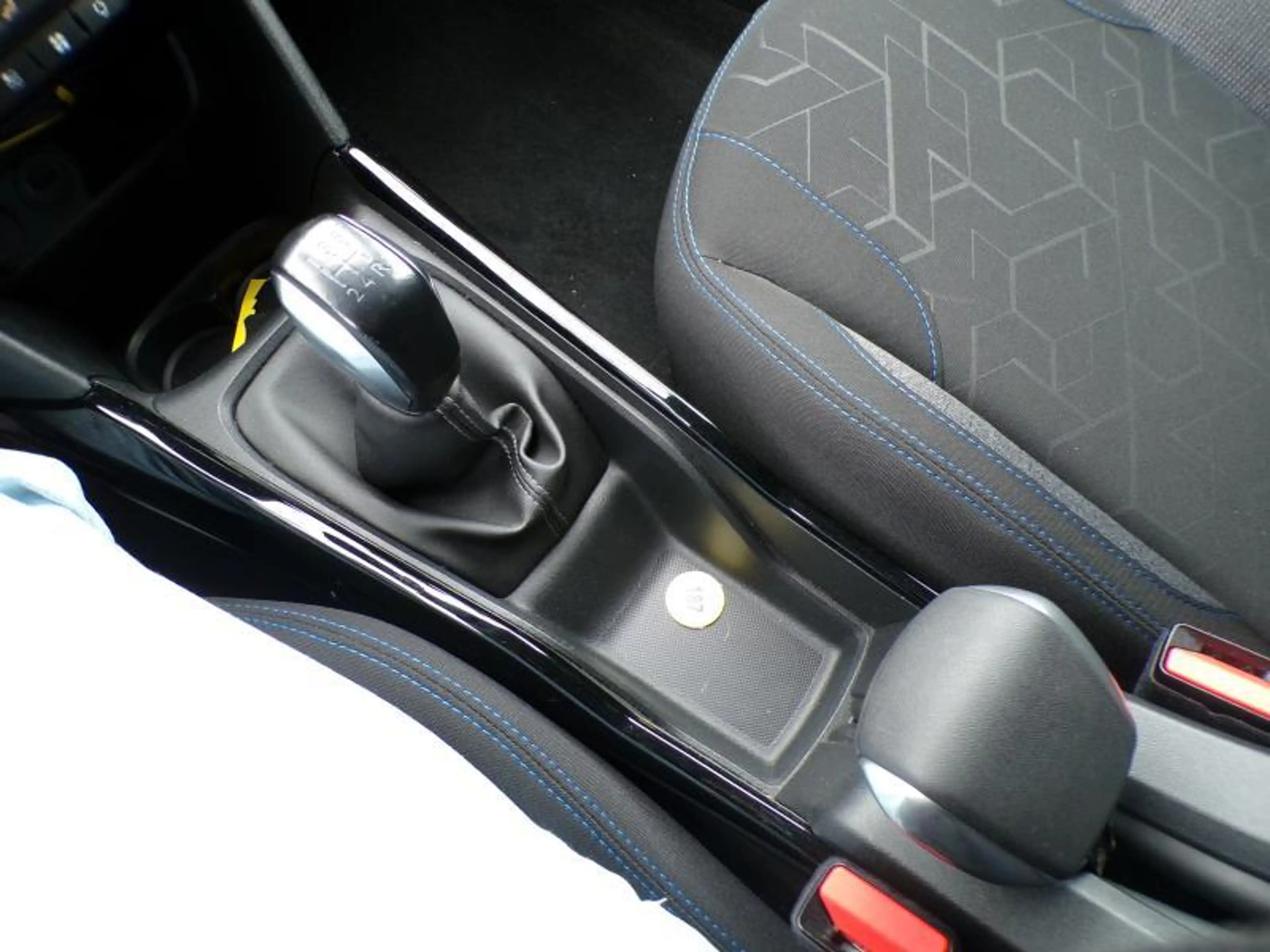 Peugeot 2008 1.2 83cv Gris 05/19 1er Main GPS Radio Bluetooth — photo 14