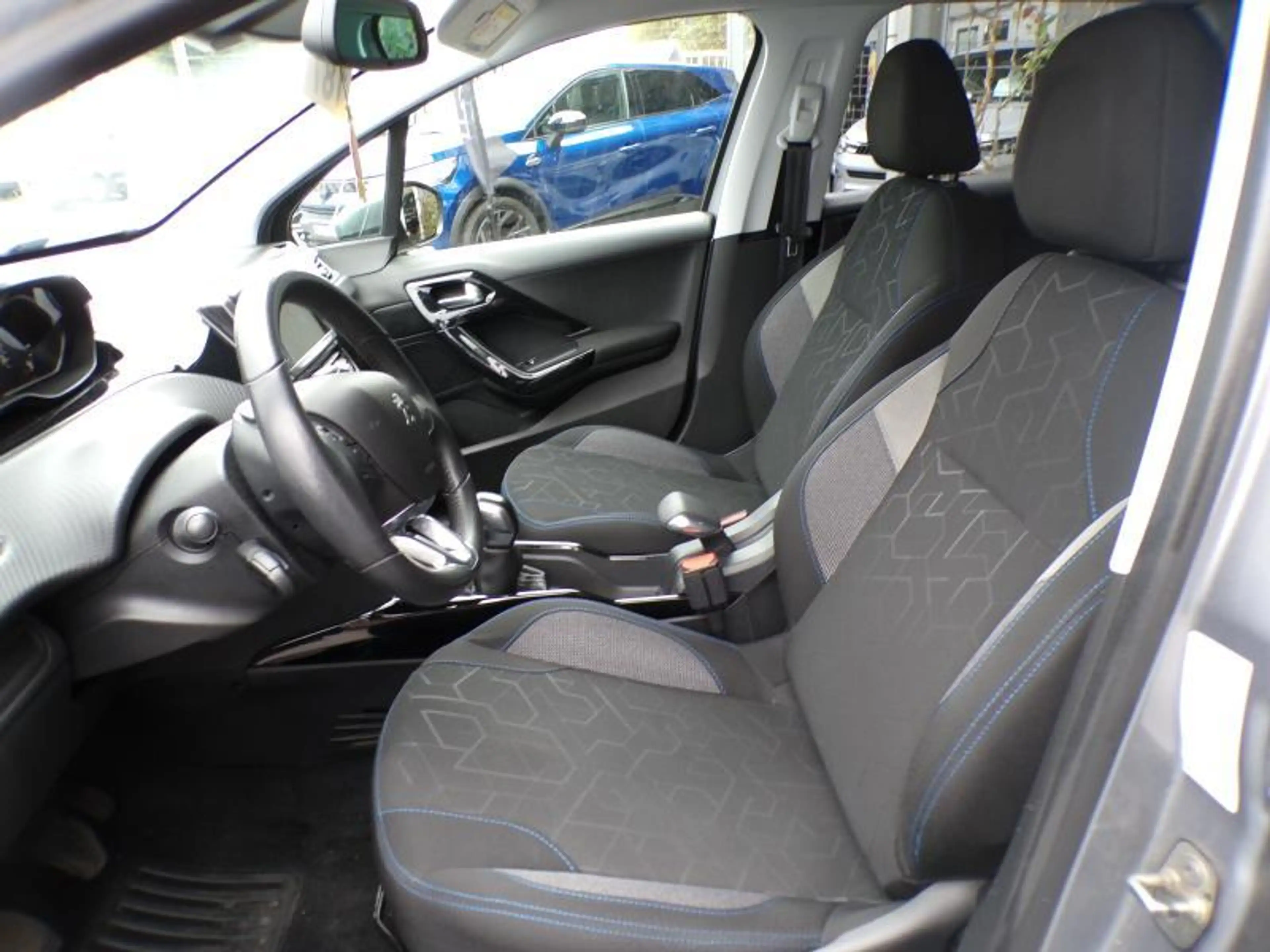 Peugeot 2008 1.2 83cv Gris 05/19 1er Main GPS Radio Bluetooth — photo 7