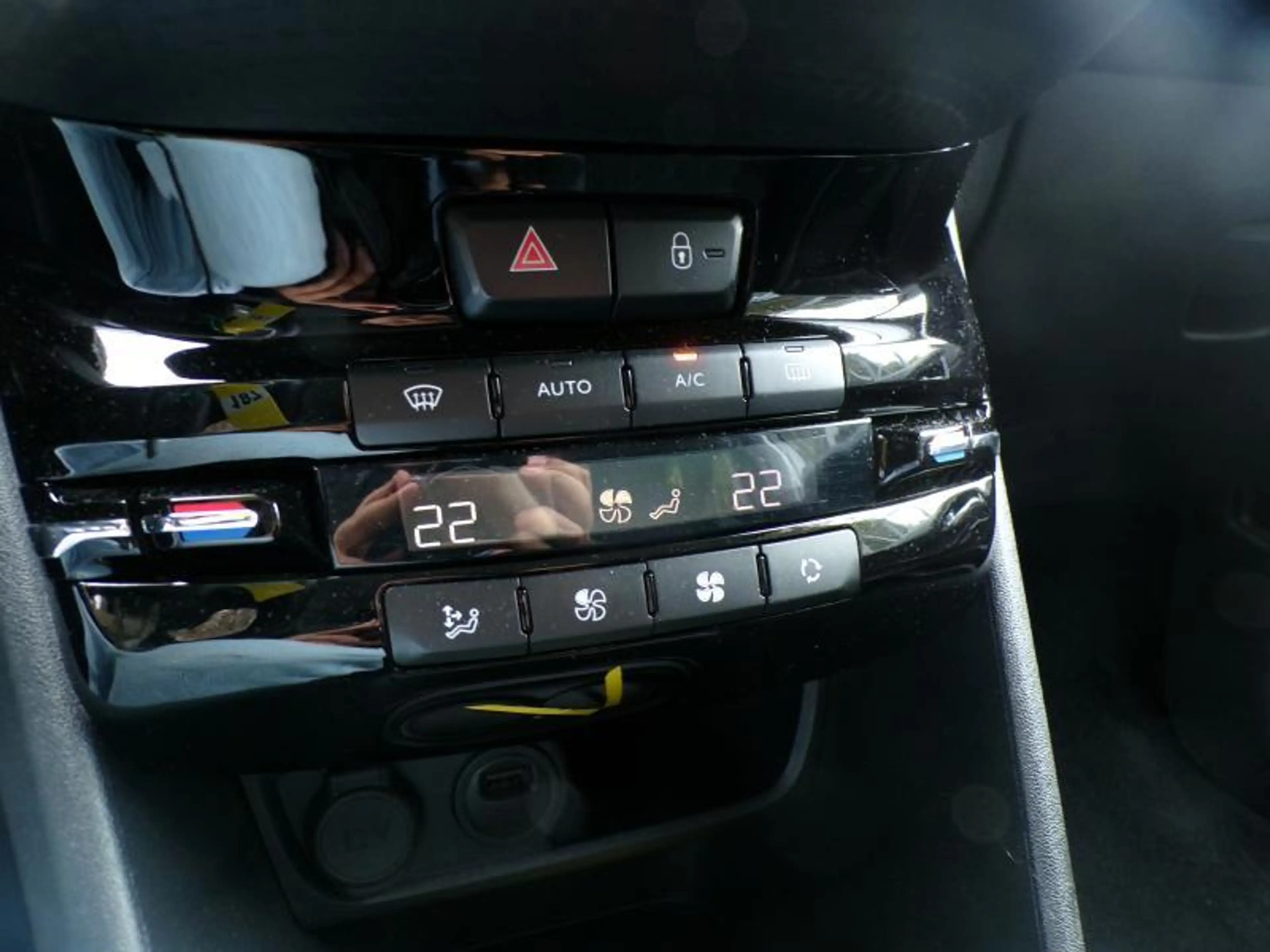 Peugeot 2008 1.2 83cv Gris 05/19 1er Main GPS Radio Bluetooth — photo 13