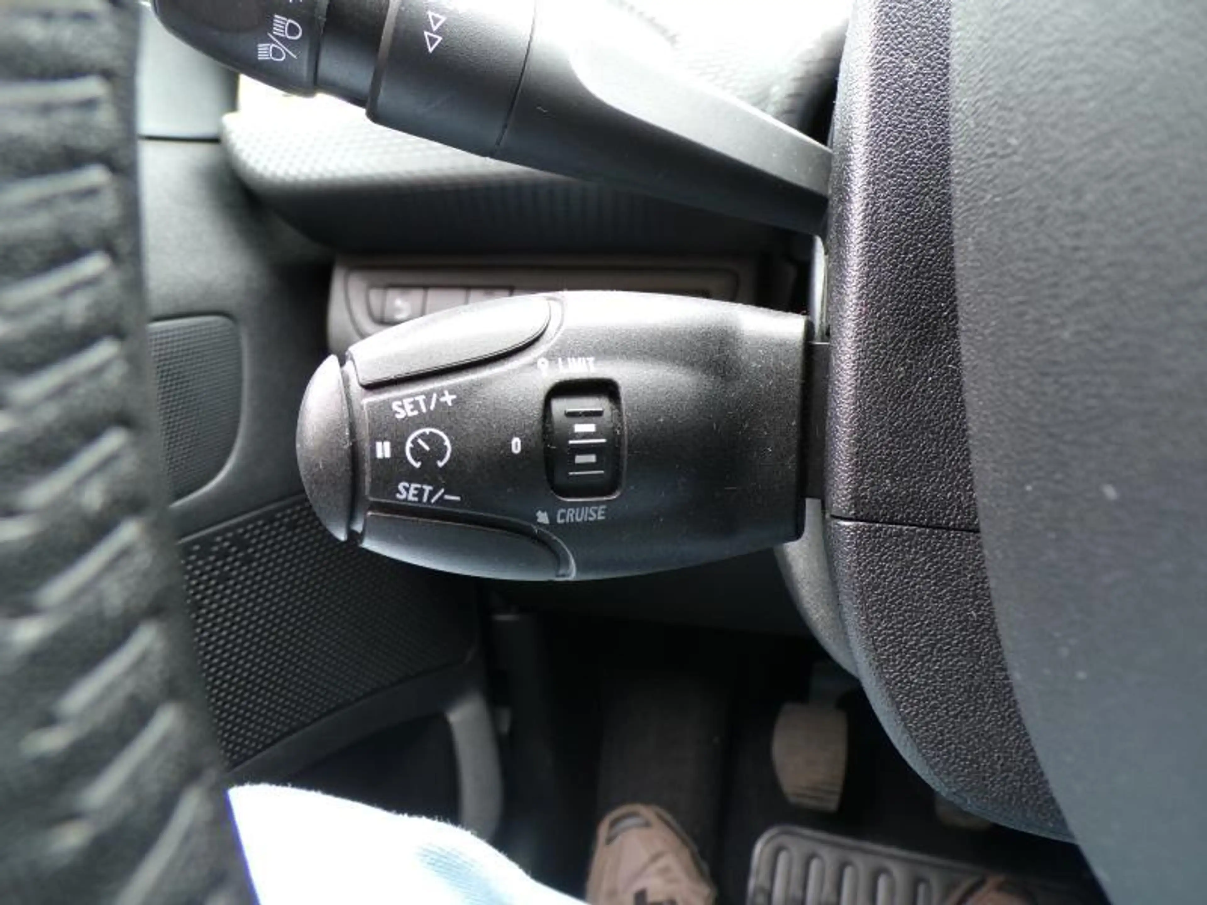 Peugeot 2008 1.2 83cv Gris 05/19 1er Main GPS Radio Bluetooth — photo 15