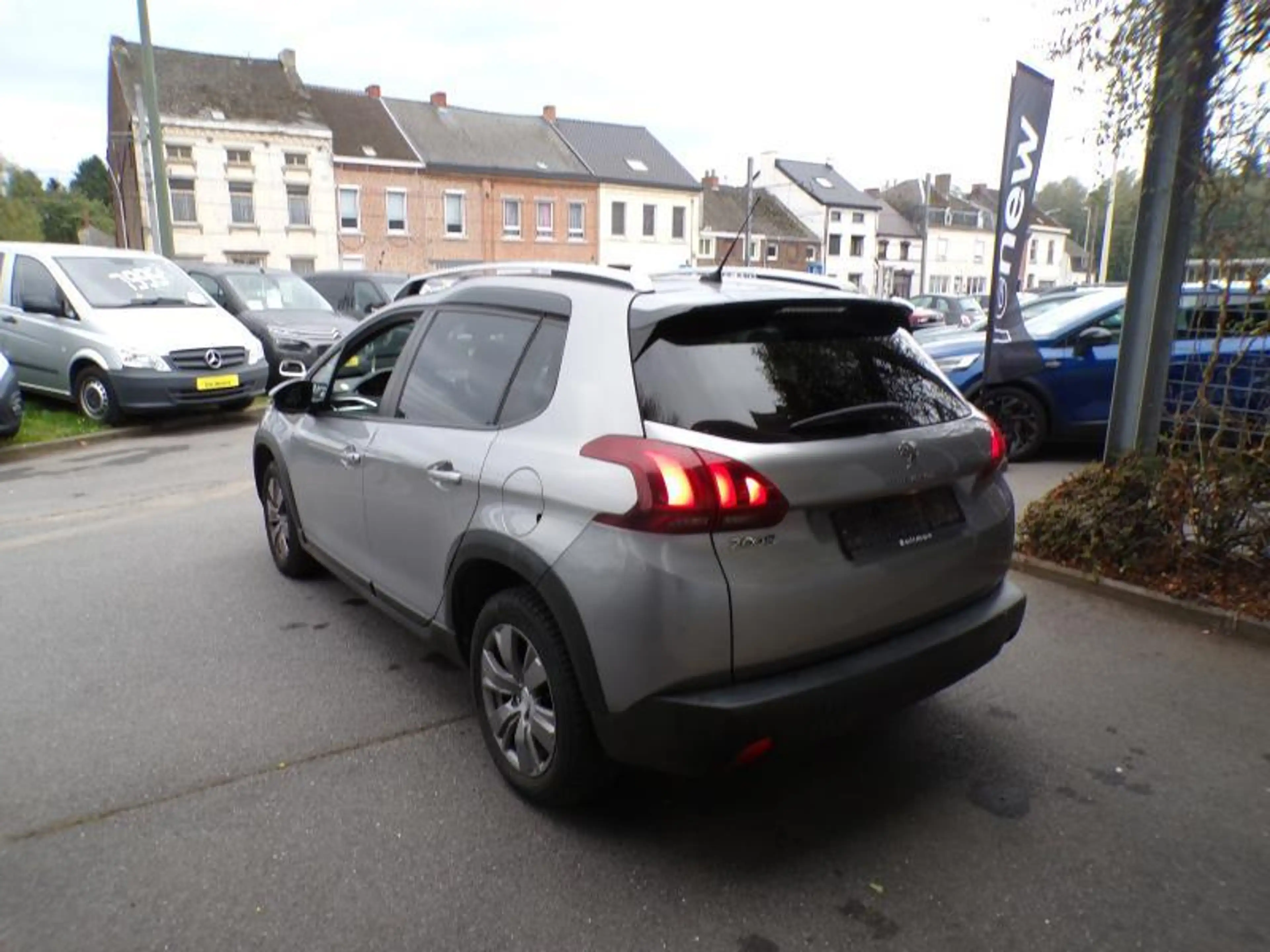 Peugeot 2008 1.2 83cv Gris 05/19 1er Main GPS Radio Bluetooth — photo 6