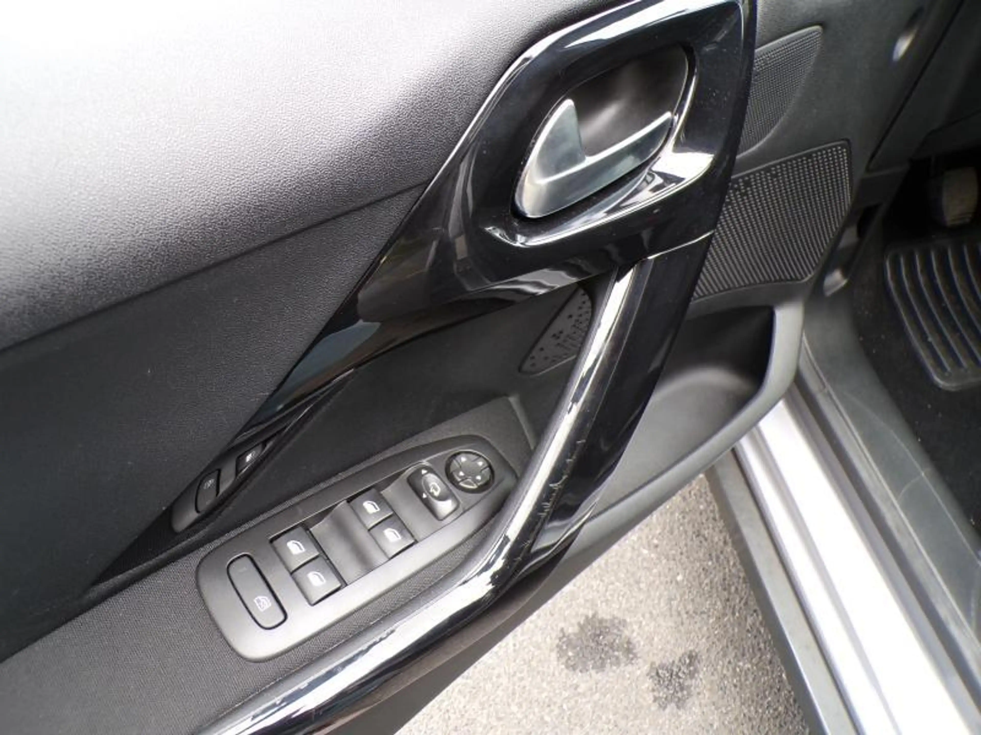 Peugeot 2008 1.2 83cv Gris 05/19 1er Main GPS Radio Bluetooth — photo 9