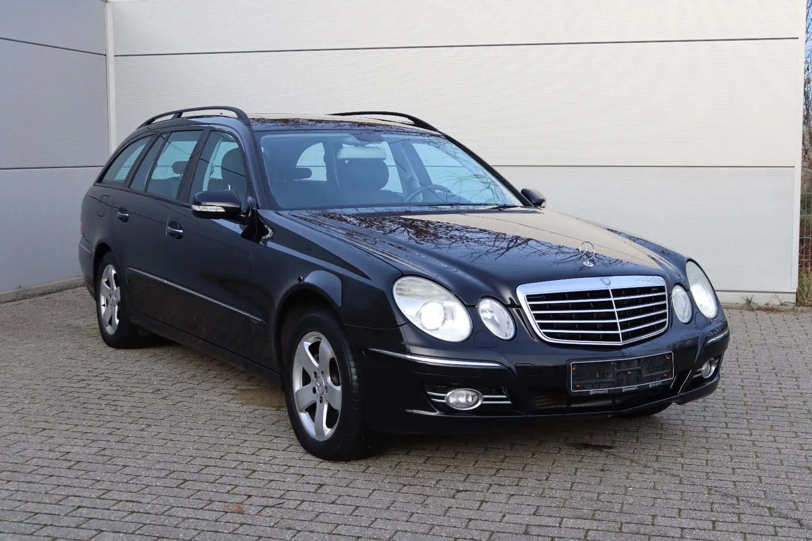 Mercedes-Benz E 200 T Kompressor Aut. Avantgarde *Xenon*AHK*GSD Noir - 1