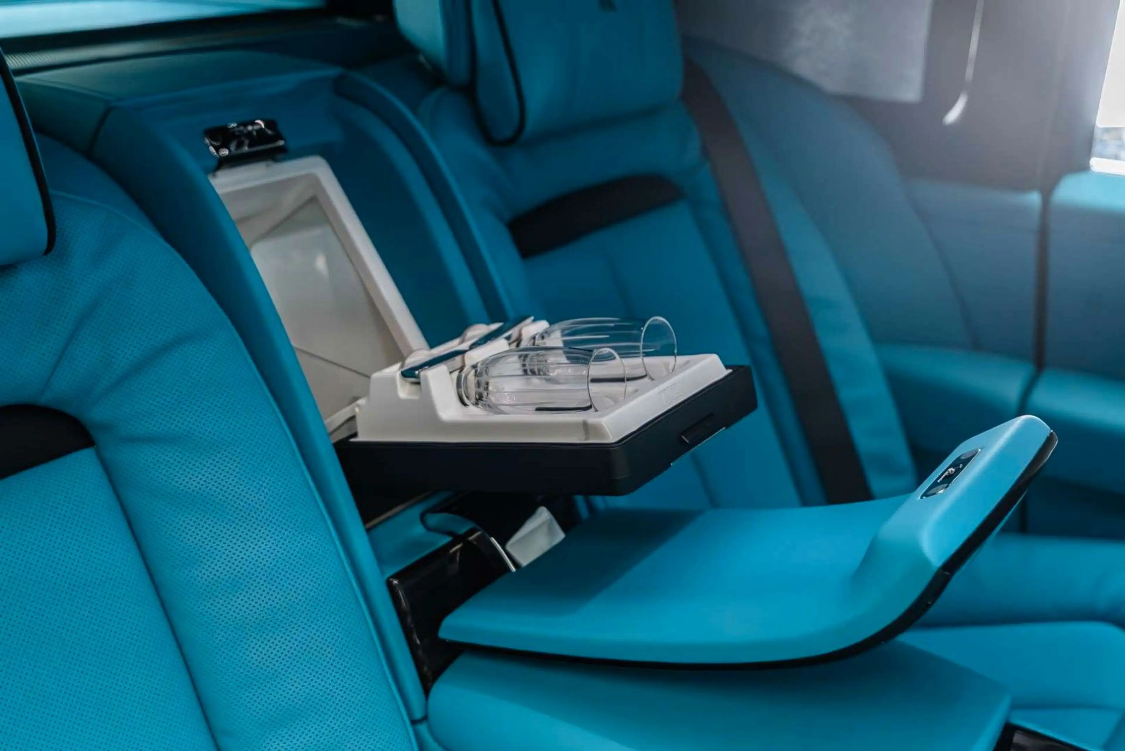 Rolls-Royce Cullinan Black Badge / 4 Seats /  MY 2027 !!! — photo 14