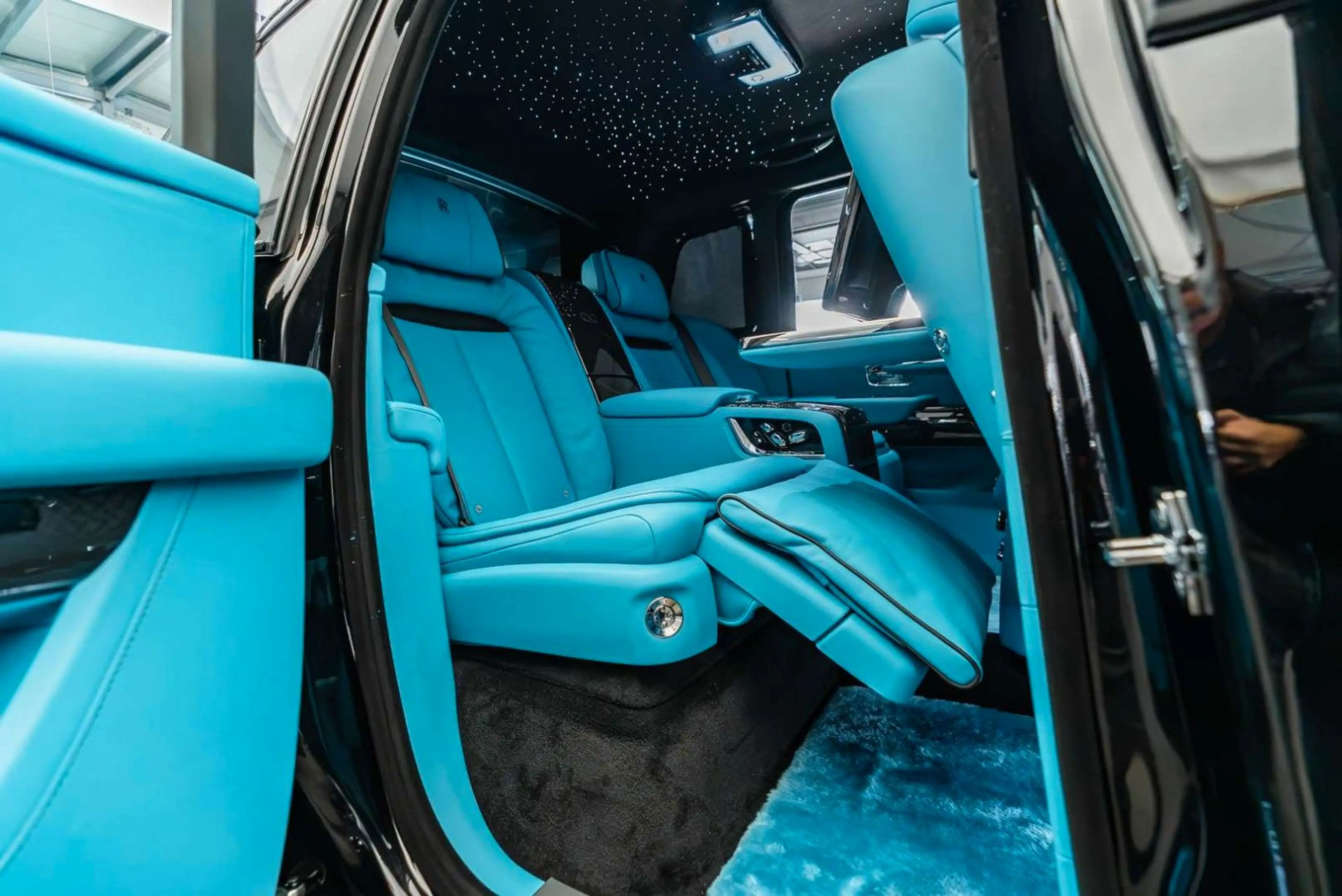 Rolls-Royce Cullinan Black Badge / 4 Seats /  MY 2027 !!! — photo 3
