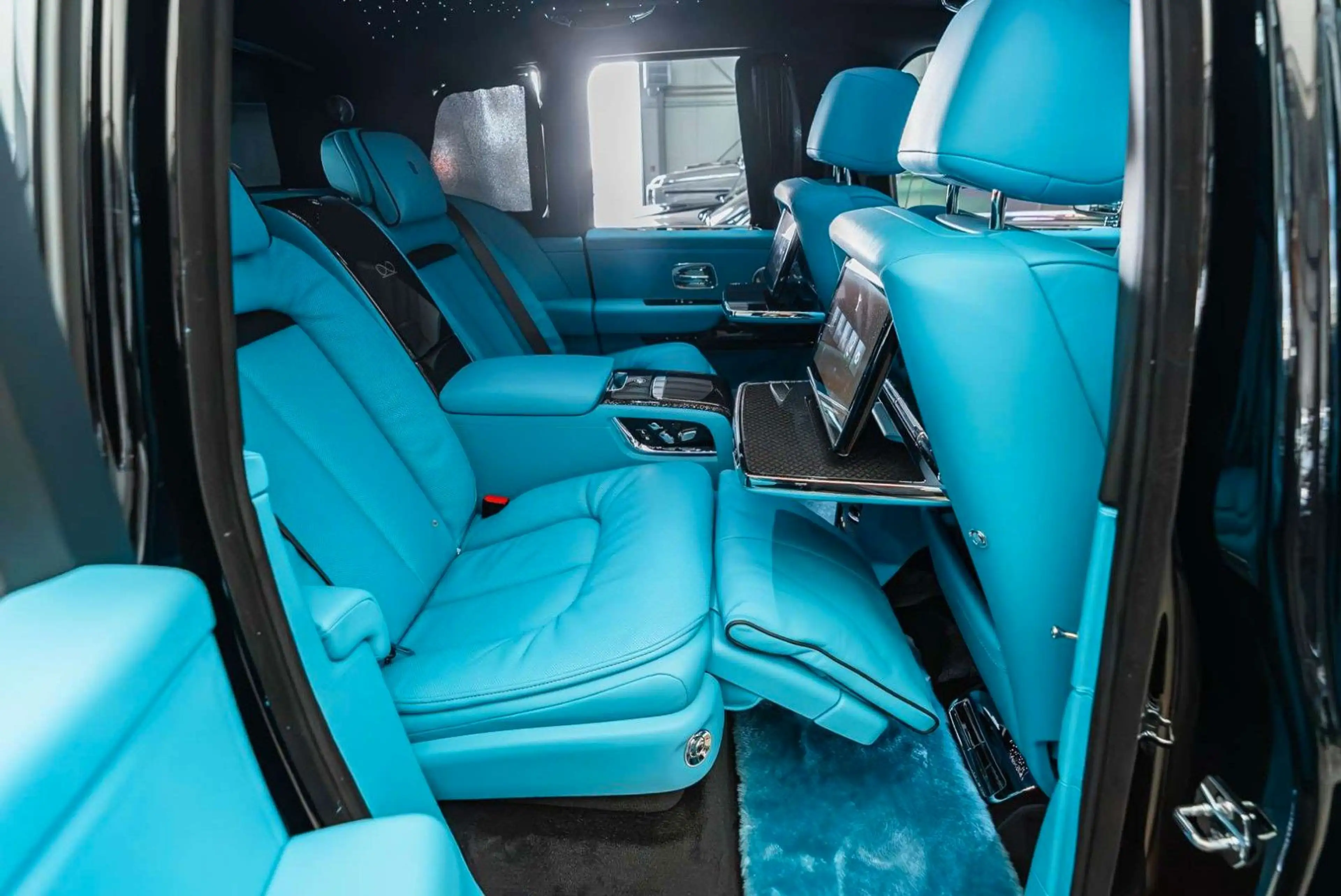 Rolls-Royce Cullinan Black Badge / 4 Seats /  MY 2027 !!! — photo 13