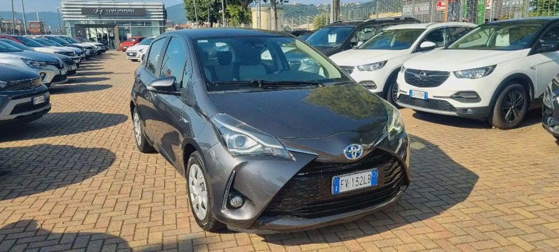 Toyota Yaris 1.5 Hybrid 5 porte Active Grigio - 2