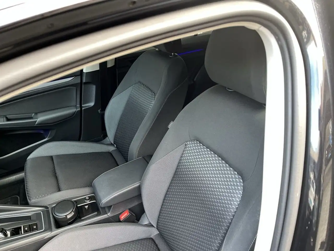 Volkswagen Golf 2.0 TDI DSG Active Navi LED AHK Pano 14