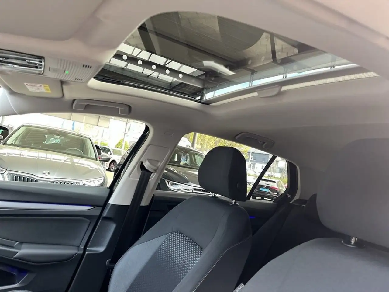 Volkswagen Golf 2.0 TDI DSG Active Navi LED AHK Pano 13