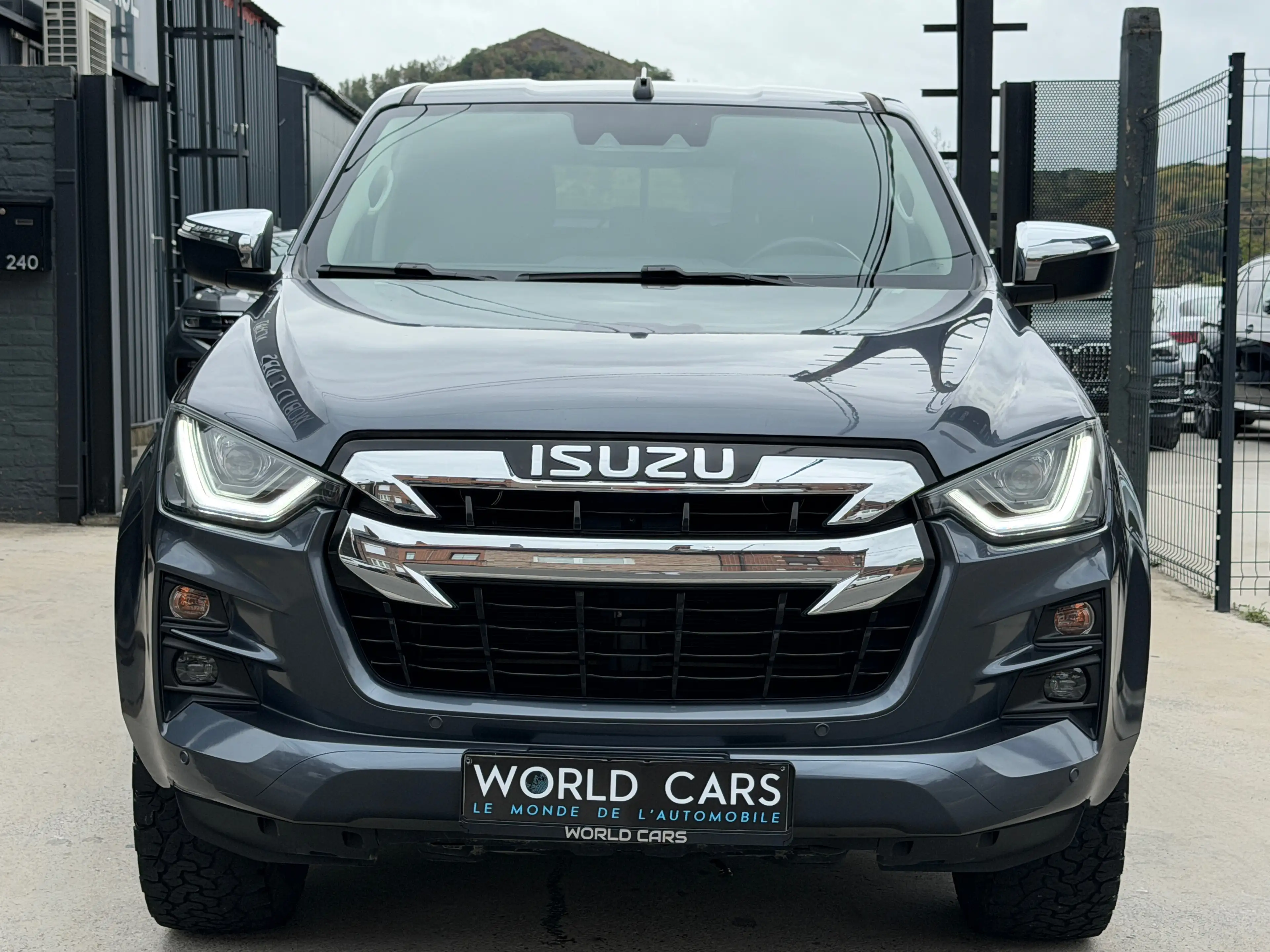 Isuzu D-Max D-Max 1.9 Turbo D 4WD TVAC/BTV*IN - HARD TOP - CAMERA - ACC - ANGLE MORT - APPLE CARPLAY — photo 3