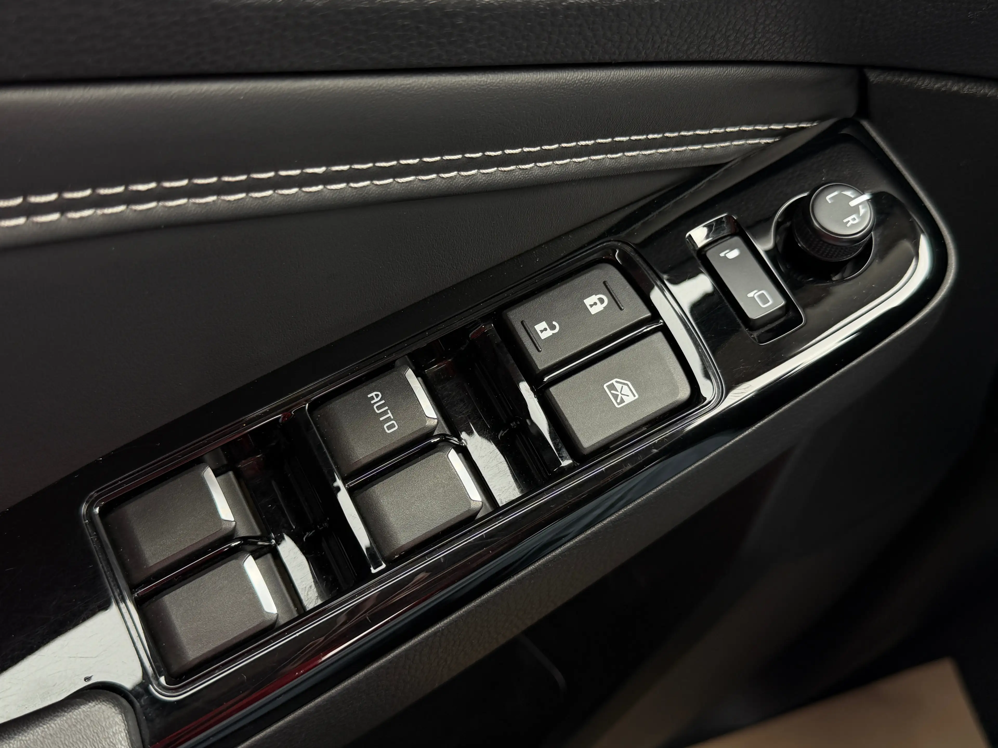 Isuzu D-Max D-Max 1.9 Turbo D 4WD TVAC/BTV*IN - HARD TOP - CAMERA - ACC - ANGLE MORT - APPLE CARPLAY — photo 13