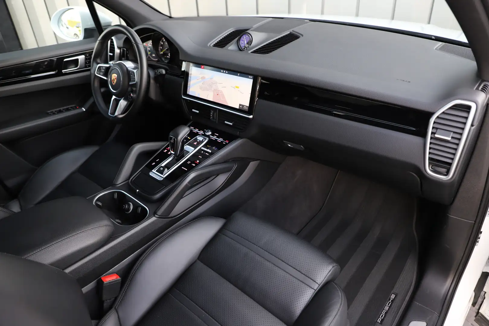 Porsche Cayenne 3.0 E-Hybrid | 462PK | Pano | Adaptief-onderstel | Wit - 2