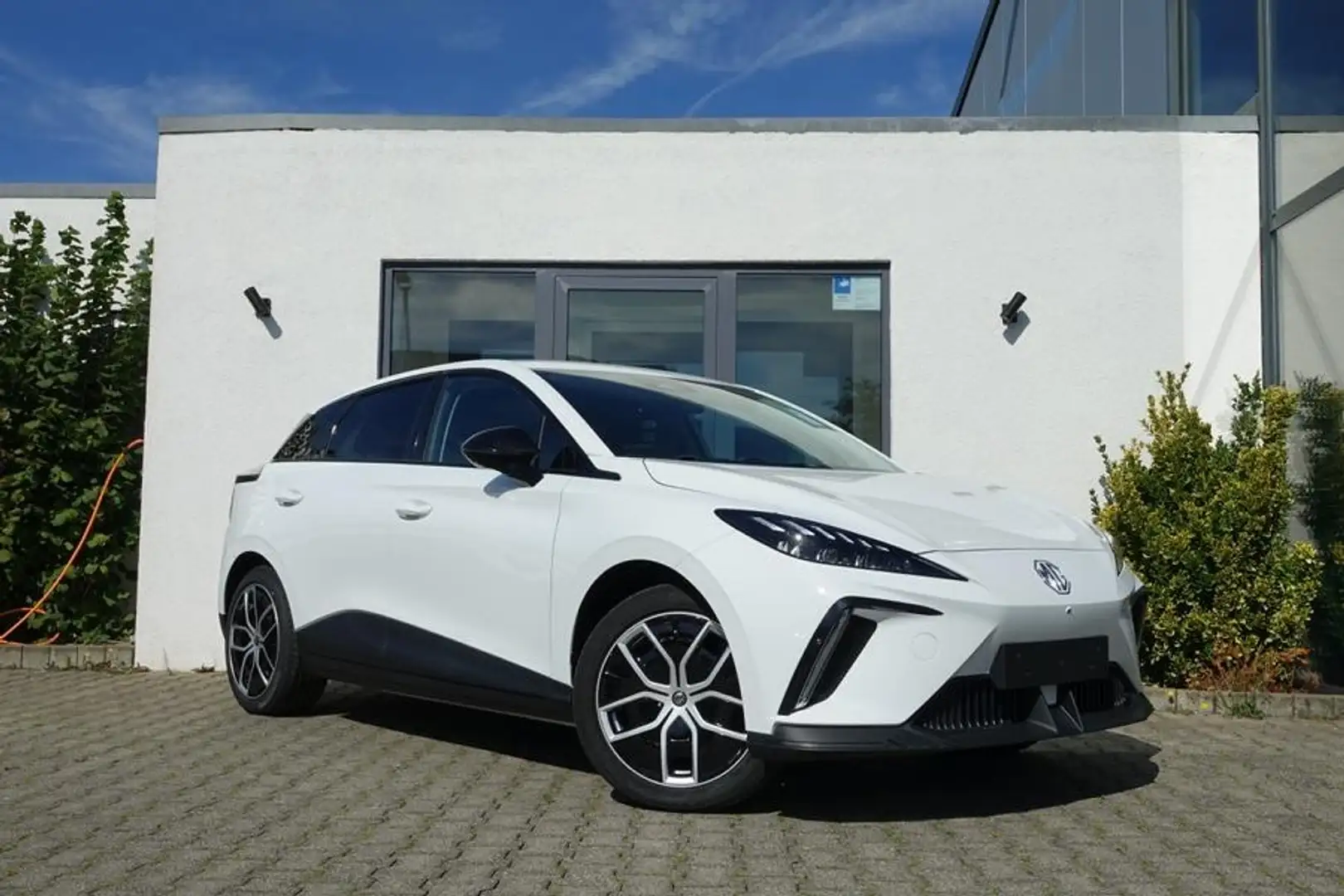 MG MG4 LUXURY 150KW 64 kWh 7J Garantie SOFORT! Weiß - 1