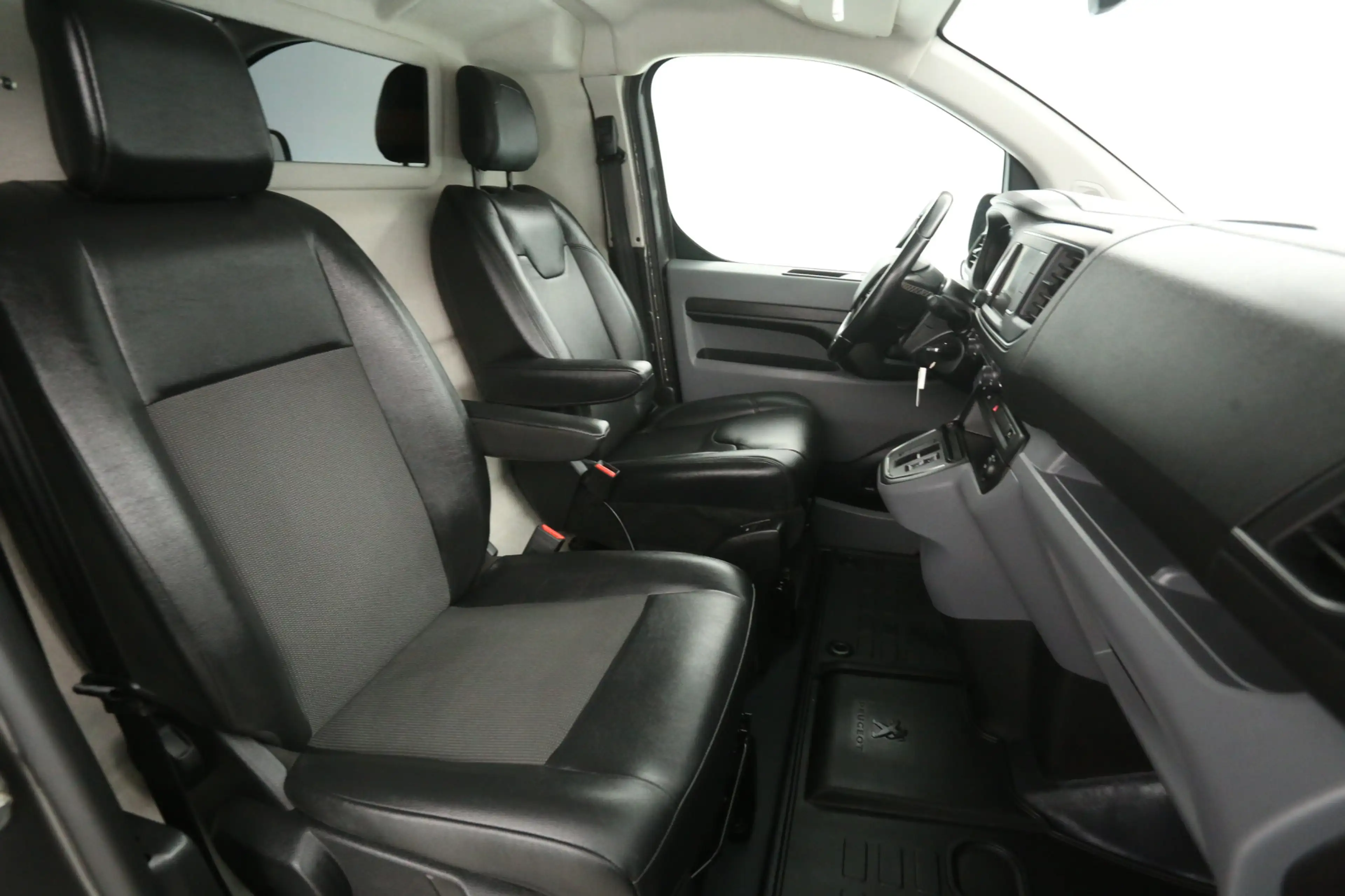 Peugeot e-Expert 75 kWh L2H1 | Snelladen | SOH 91% | Airco | Cruise — photo 12