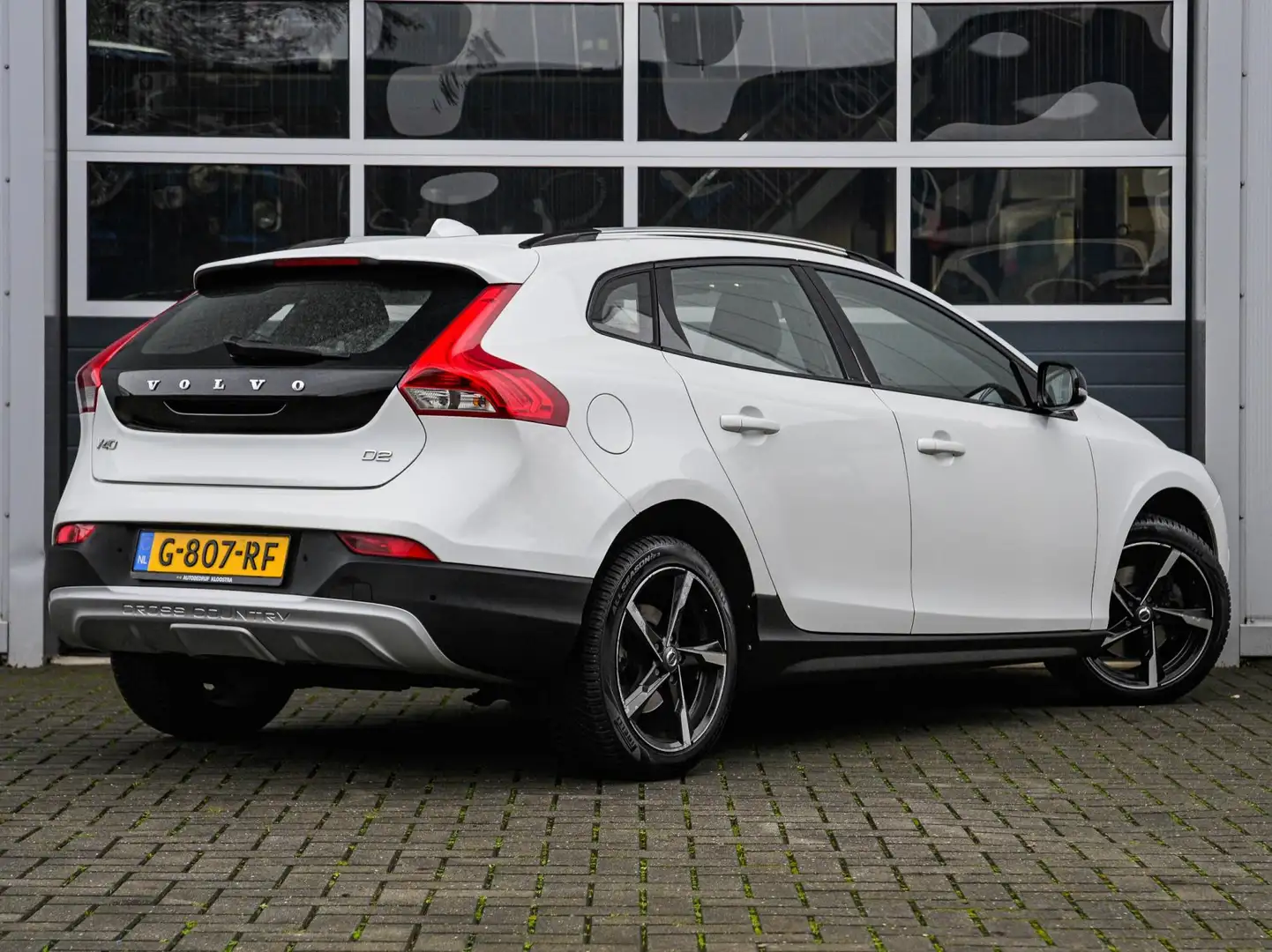 Volvo V40 Cross Country 1.6 D2 Summum | Leder | Navi | PDC | Cruise contro Wit - 2