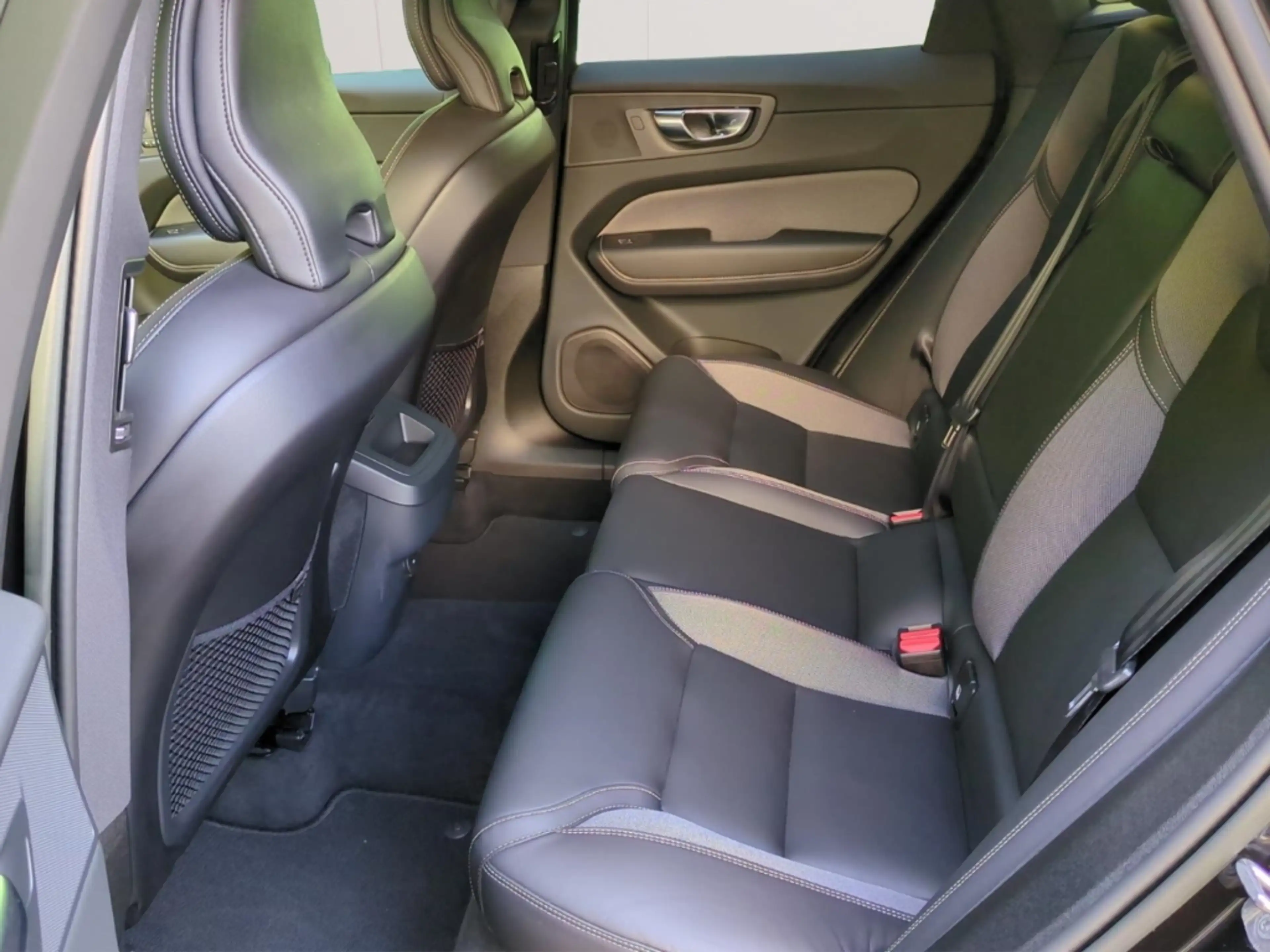 Volvo XC60 B4 AWD Plus Dark *AHK*SH*ACC*BLIS* — photo 10