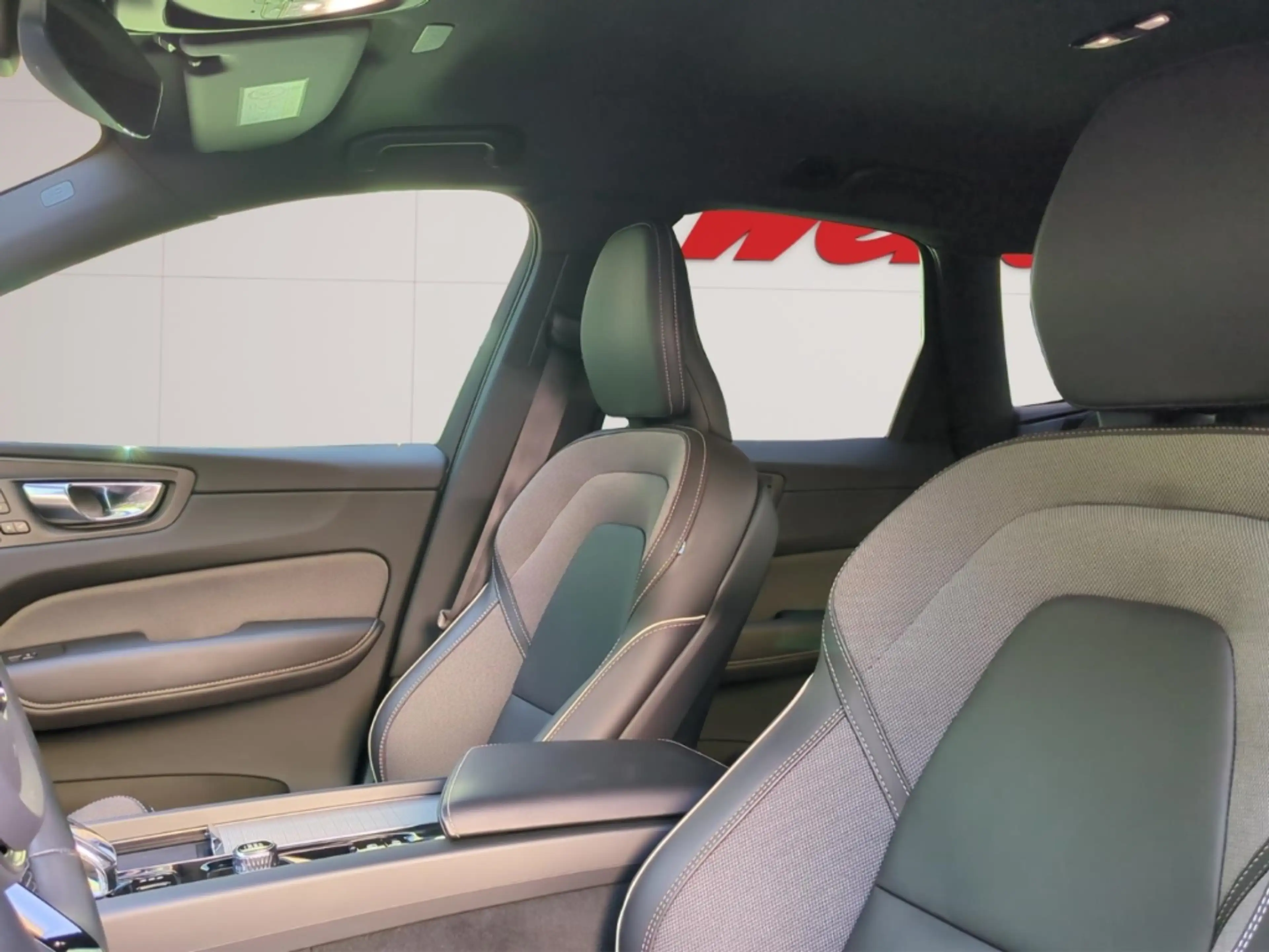 Volvo XC60 B4 AWD Plus Dark *AHK*SH*ACC*BLIS* — photo 15