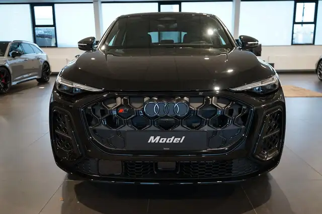Audi SQ5 view 3
