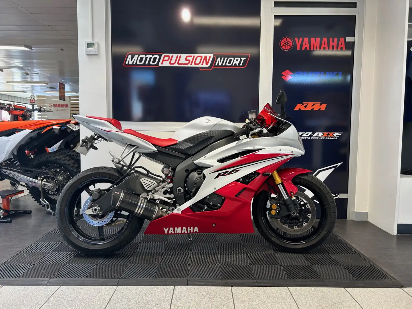 Yamaha YZF-R6 Rouge - 2