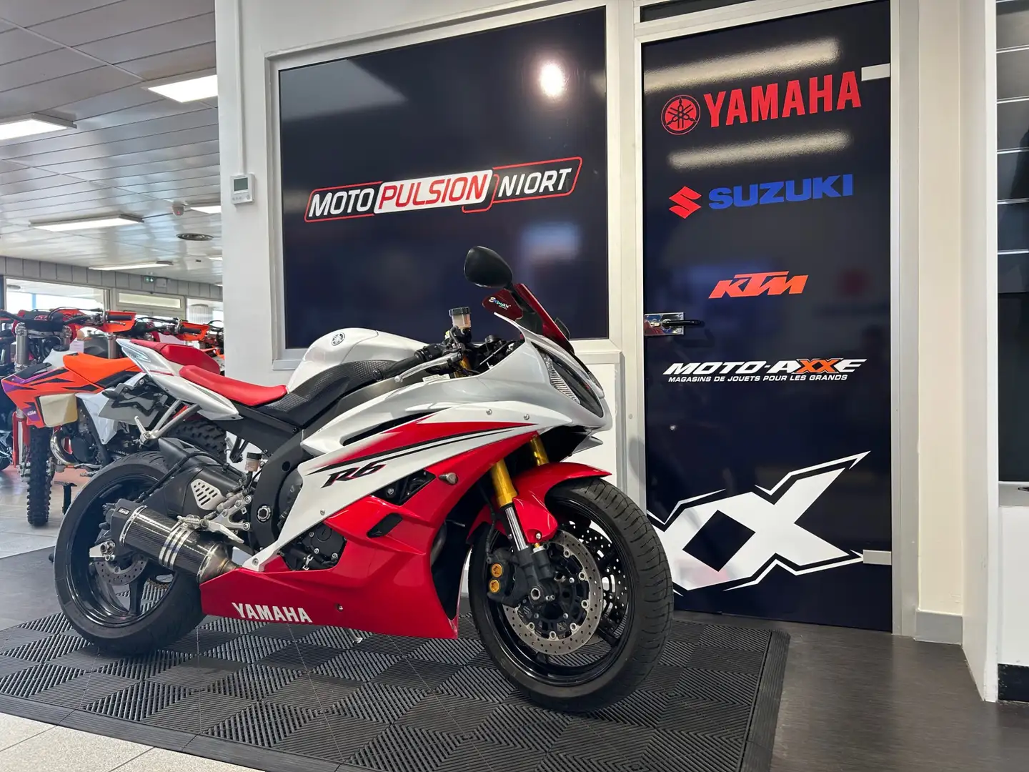 Yamaha YZF-R6 Rouge - 1
