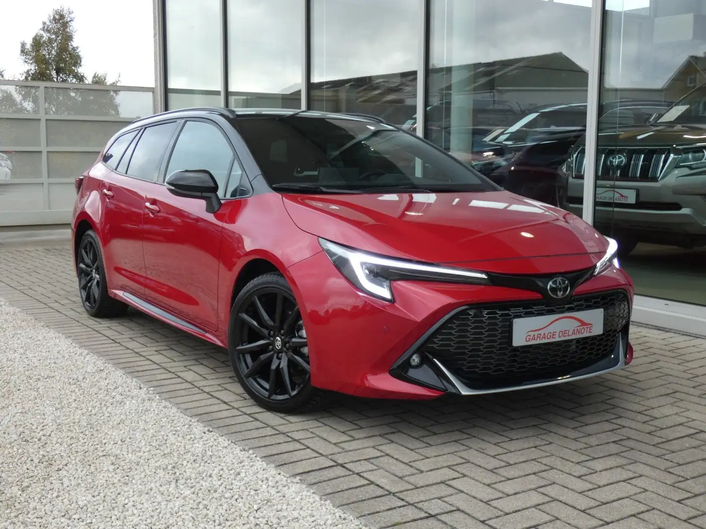 Toyota Corolla Touring 1.8 Hybrid *GR SPORT* 140pk FACELIFT Rood - 1