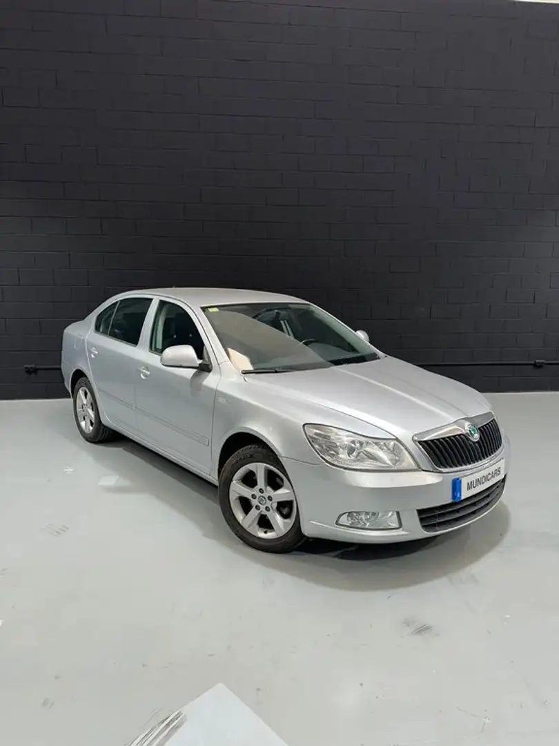Skoda Octavia 1.6TDI CR Ambition Plateado - 2