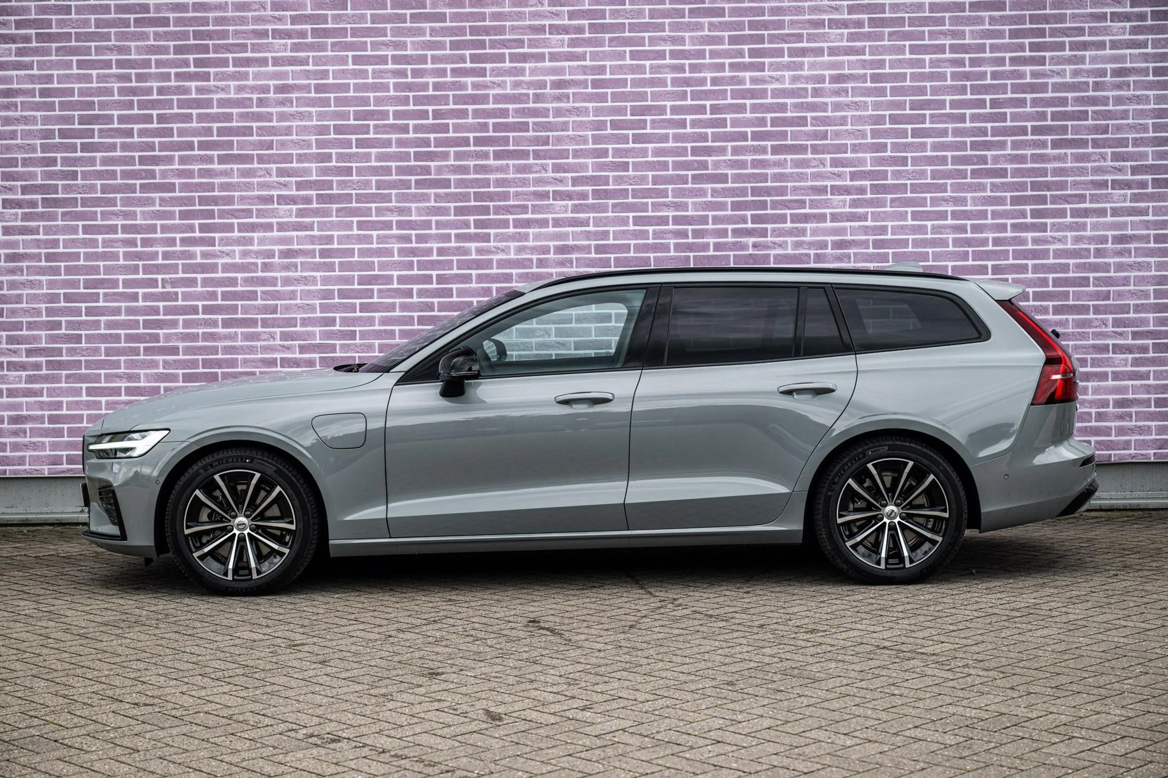 Volvo V60 2.0 T8 Plug-in Hybrid AWD Plus Dark | SOH:100% | P — photo 13