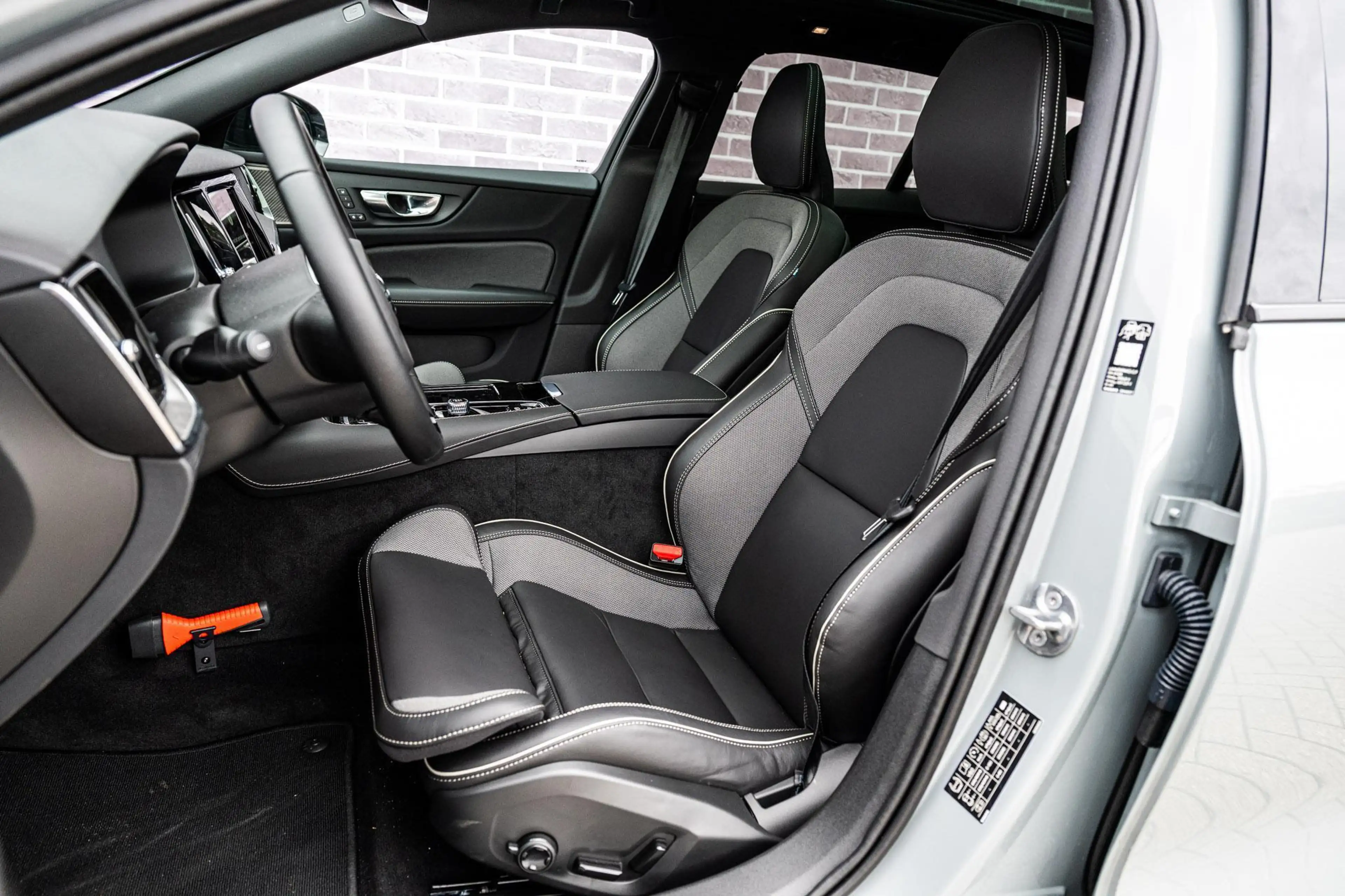 Volvo V60 2.0 T8 Plug-in Hybrid AWD Plus Dark | SOH:100% | P — photo 6