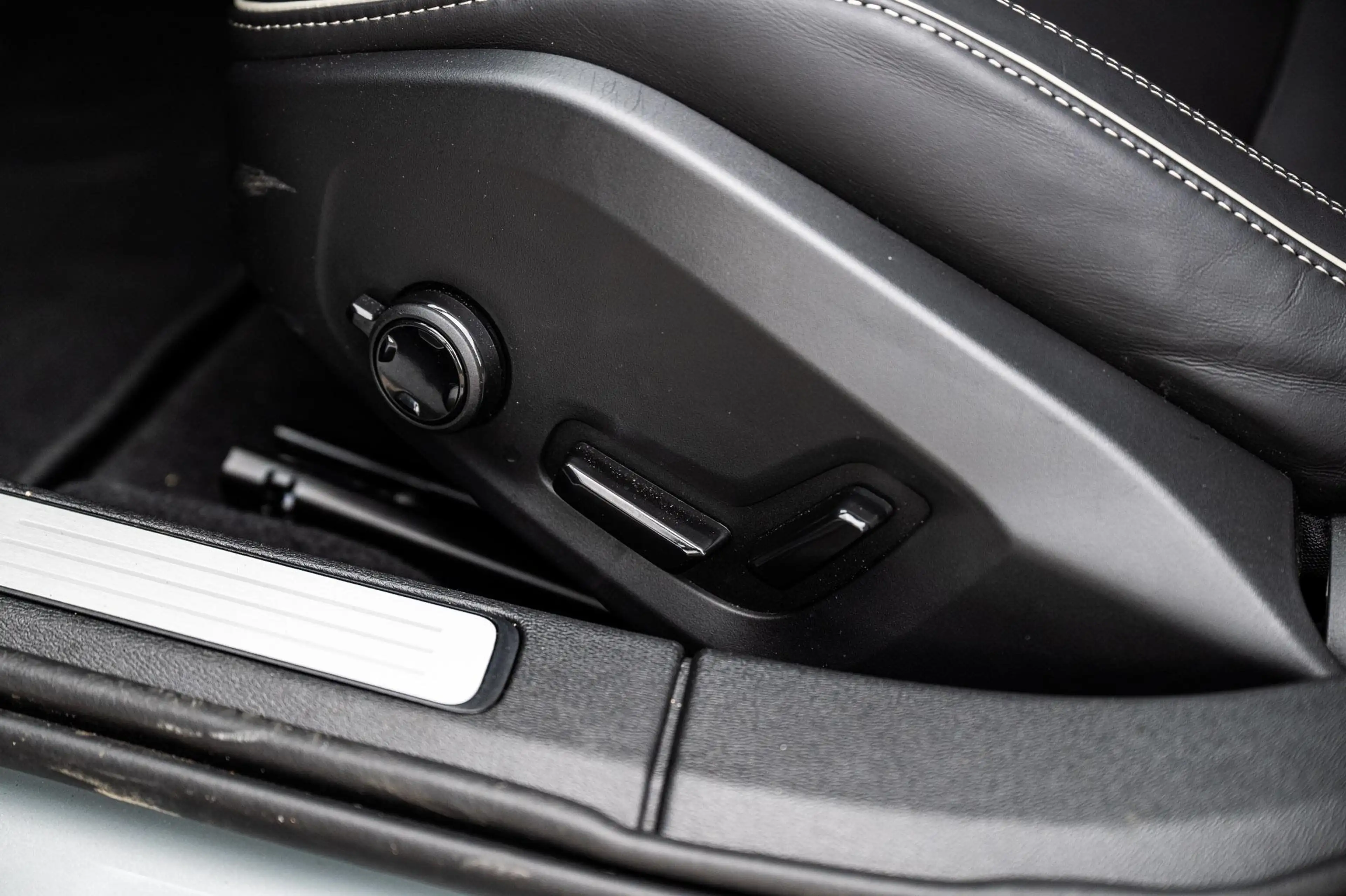 Volvo V60 2.0 T8 Plug-in Hybrid AWD Plus Dark | SOH:100% | P — photo 12
