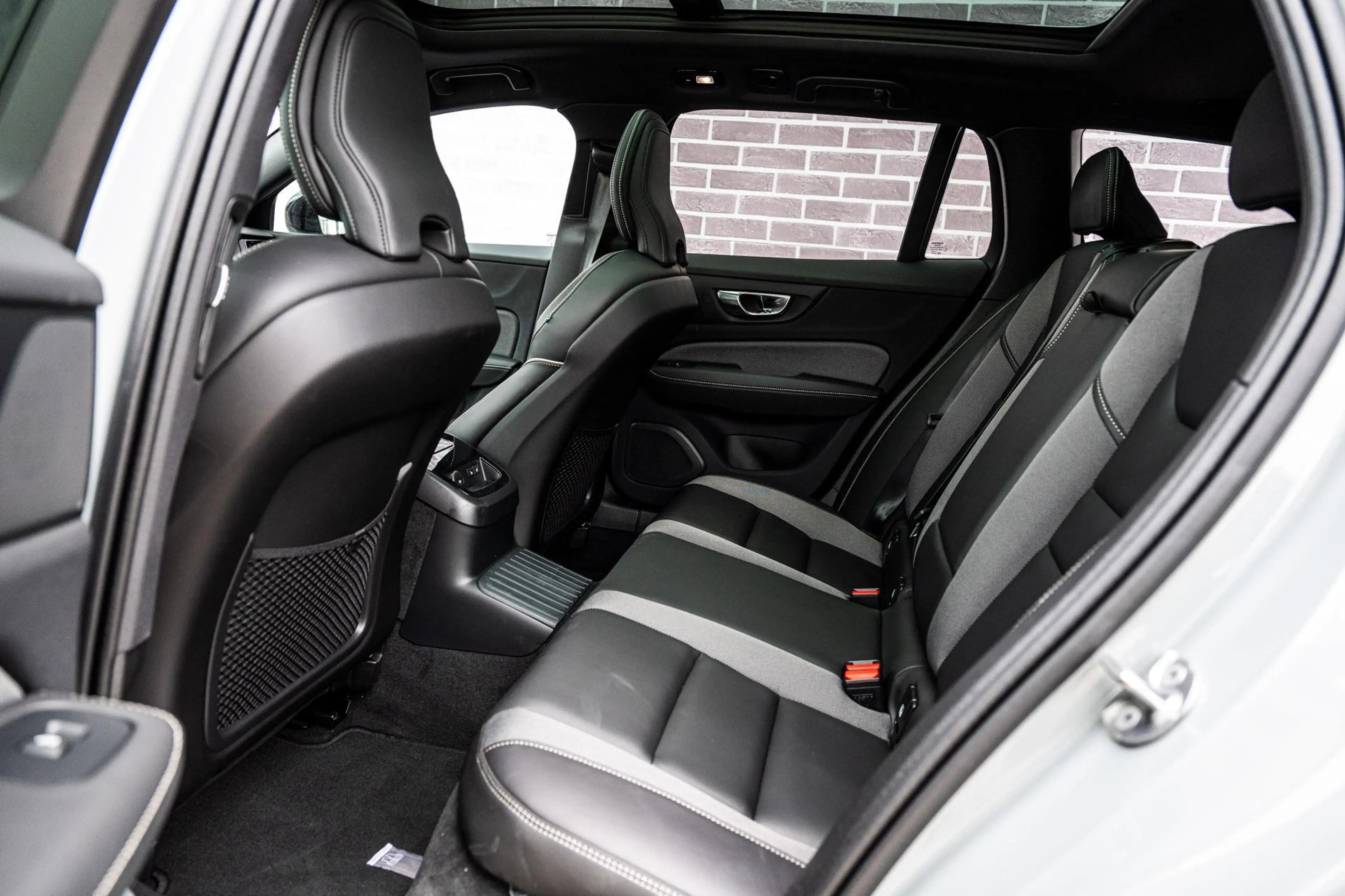 Volvo V60 2.0 T8 Plug-in Hybrid AWD Plus Dark | SOH:100% | P — photo 5