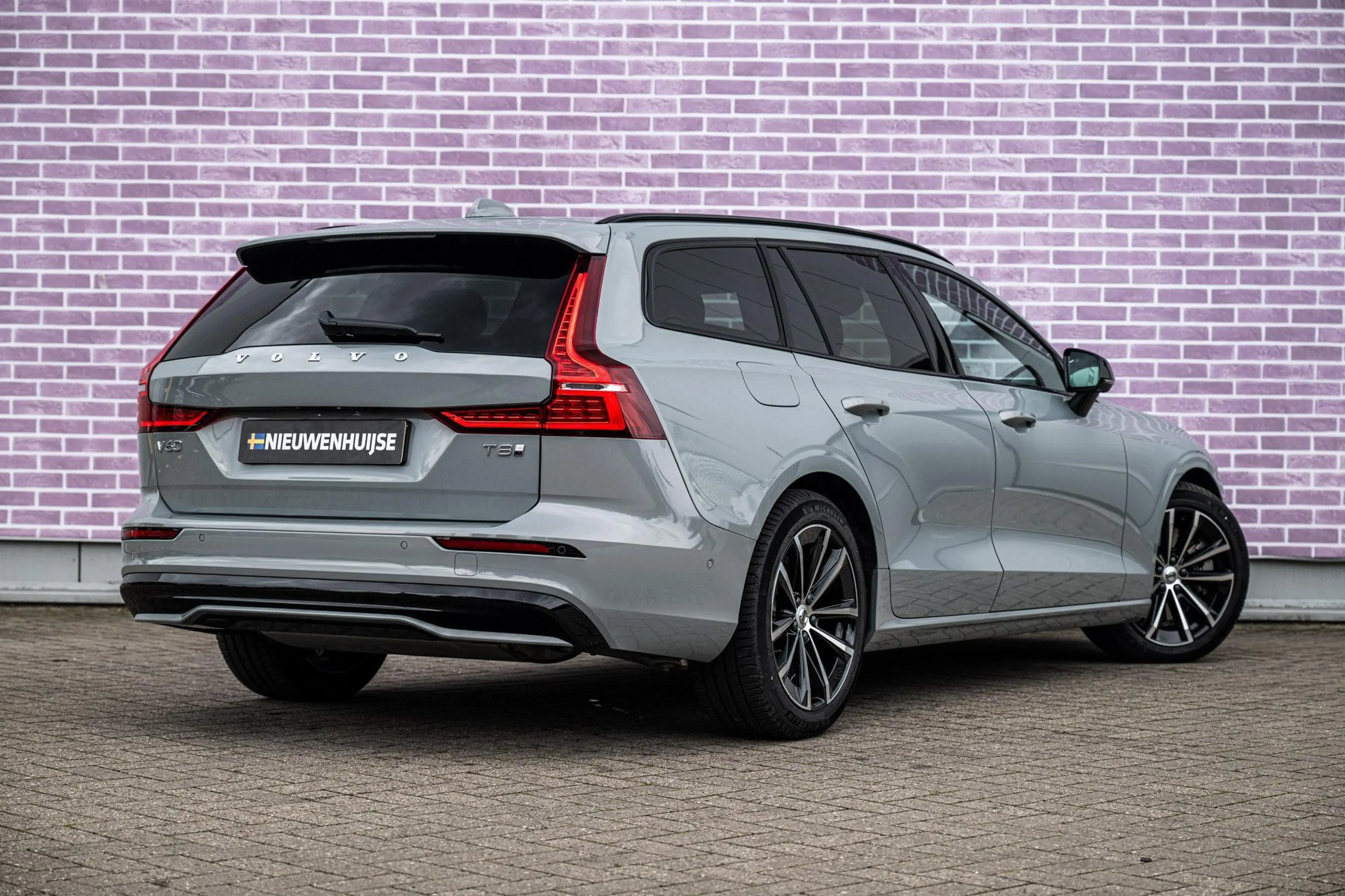 Volvo V60 2.0 T8 Plug-in Hybrid AWD Plus Dark | SOH:100% | P — photo 3