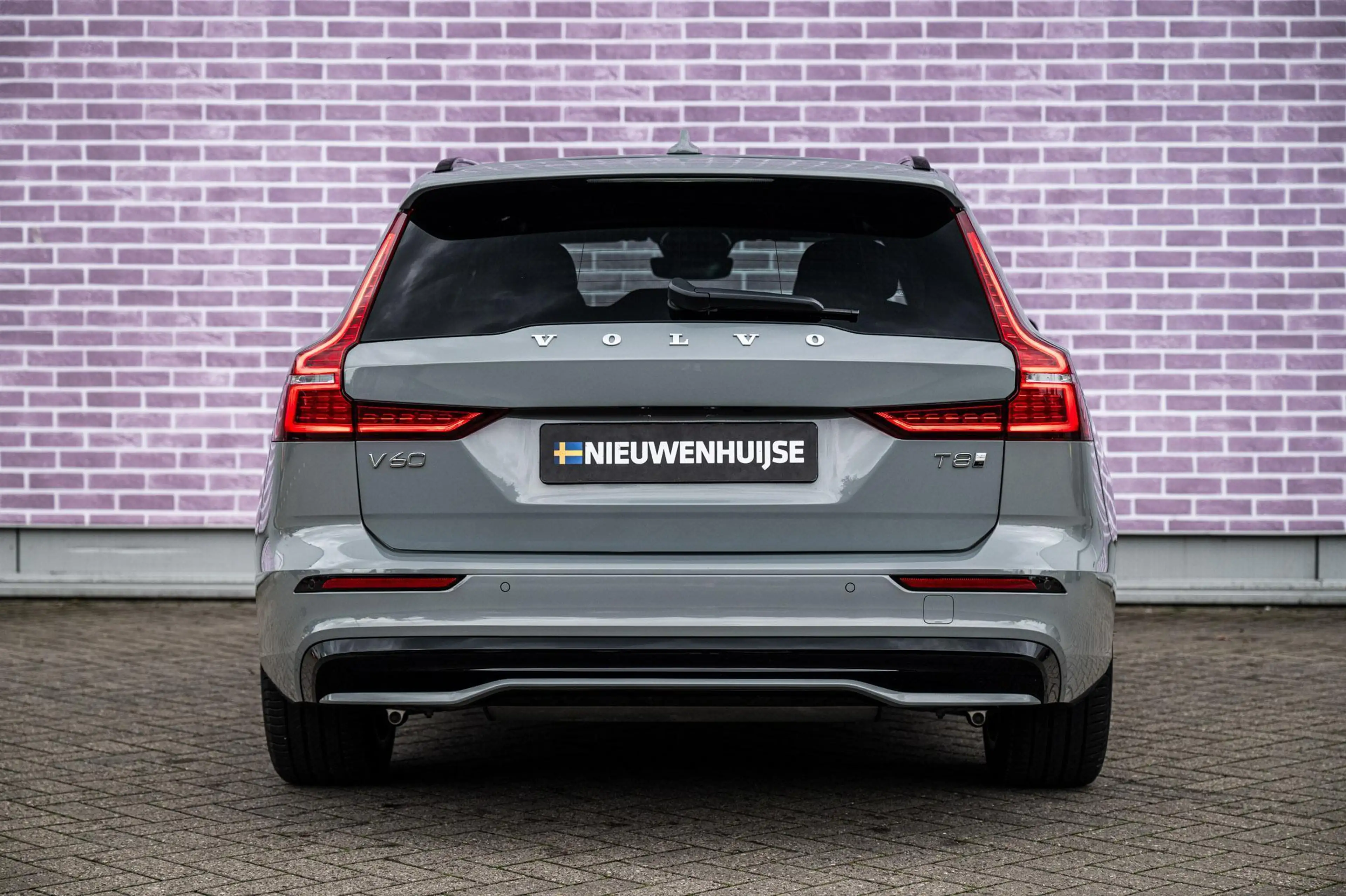 Volvo V60 2.0 T8 Plug-in Hybrid AWD Plus Dark | SOH:100% | P — photo 15