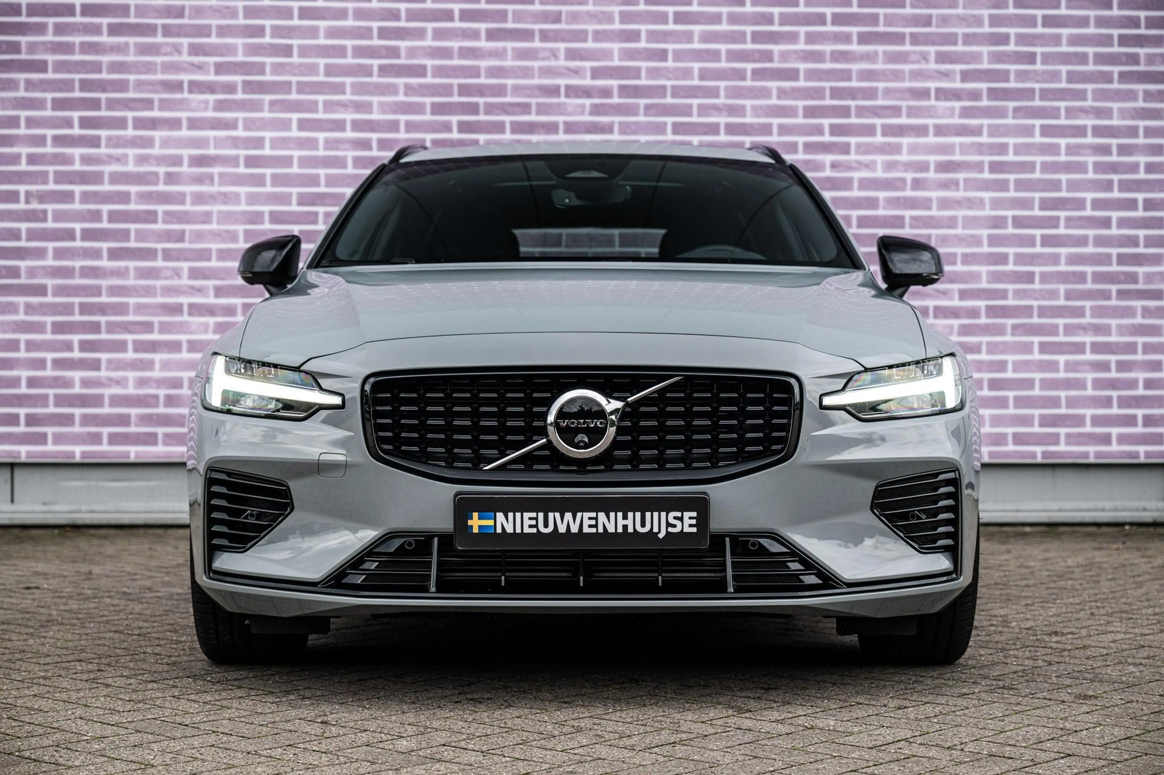 Volvo V60 2.0 T8 Plug-in Hybrid AWD Plus Dark | SOH:100% | P — photo 14