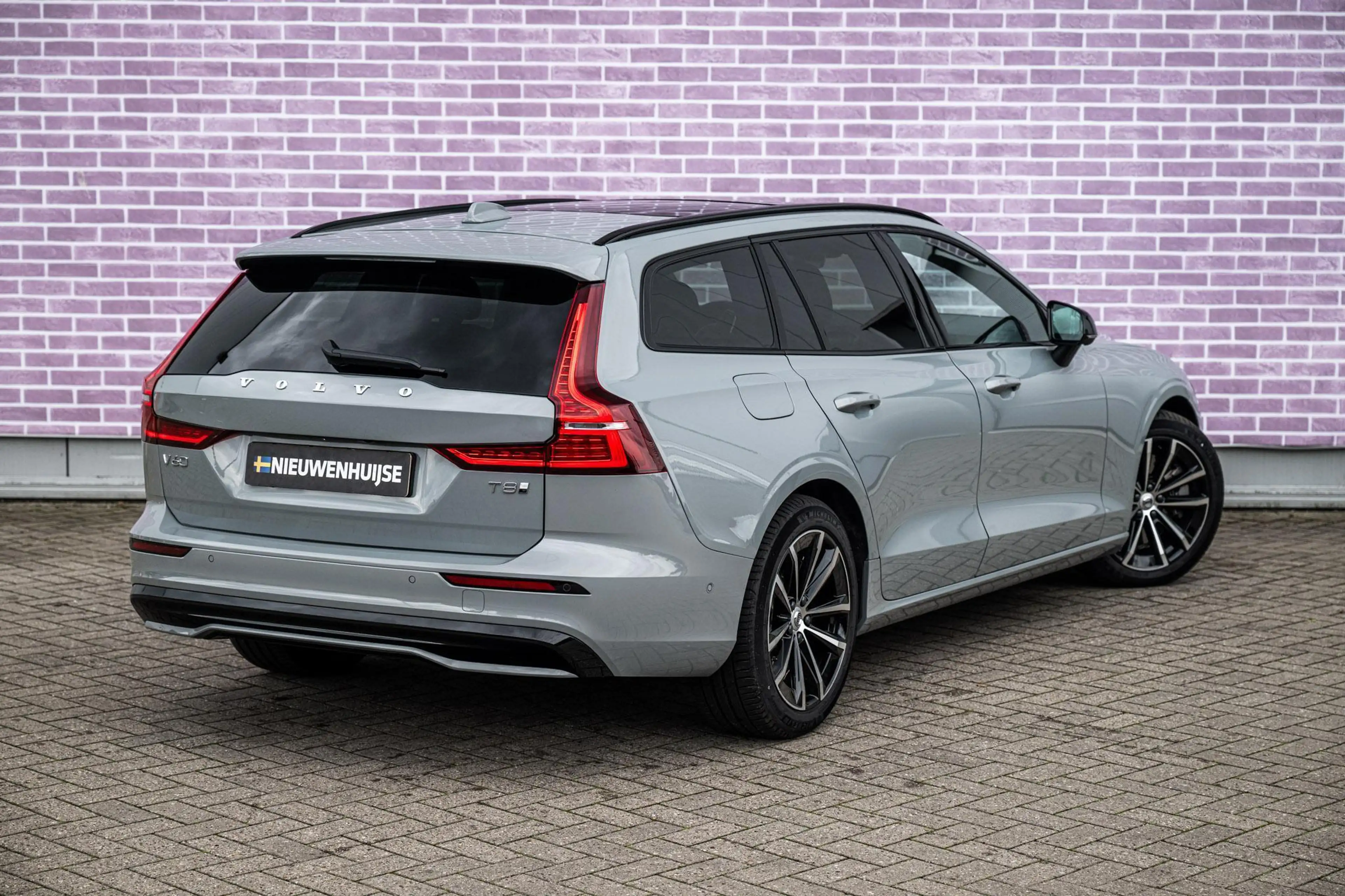 Volvo V60 2.0 T8 Plug-in Hybrid AWD Plus Dark | SOH:100% | P — photo 10